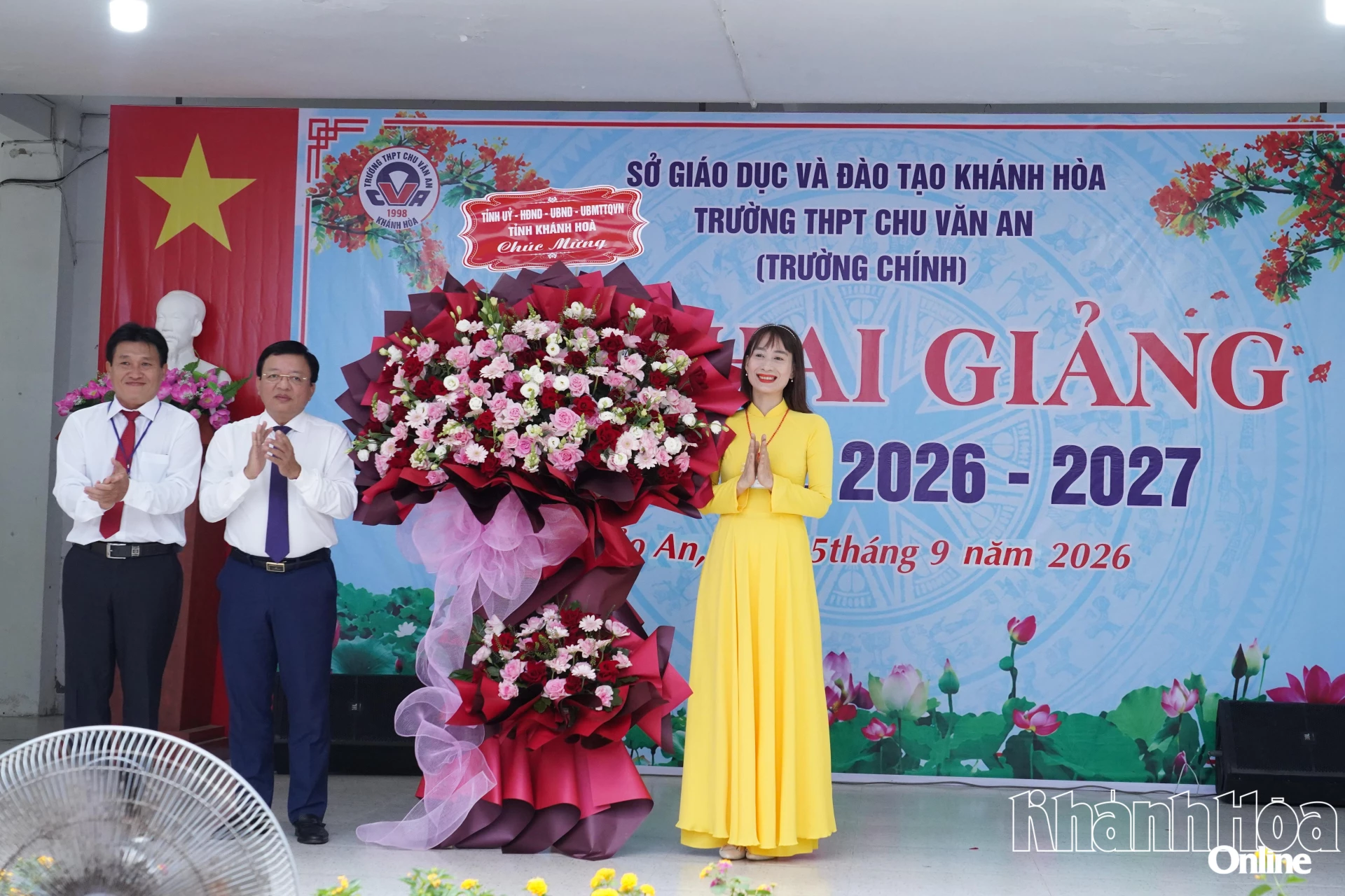 Đồng chí Lê Huyền tặng hoa chúc mừng nhà trường.