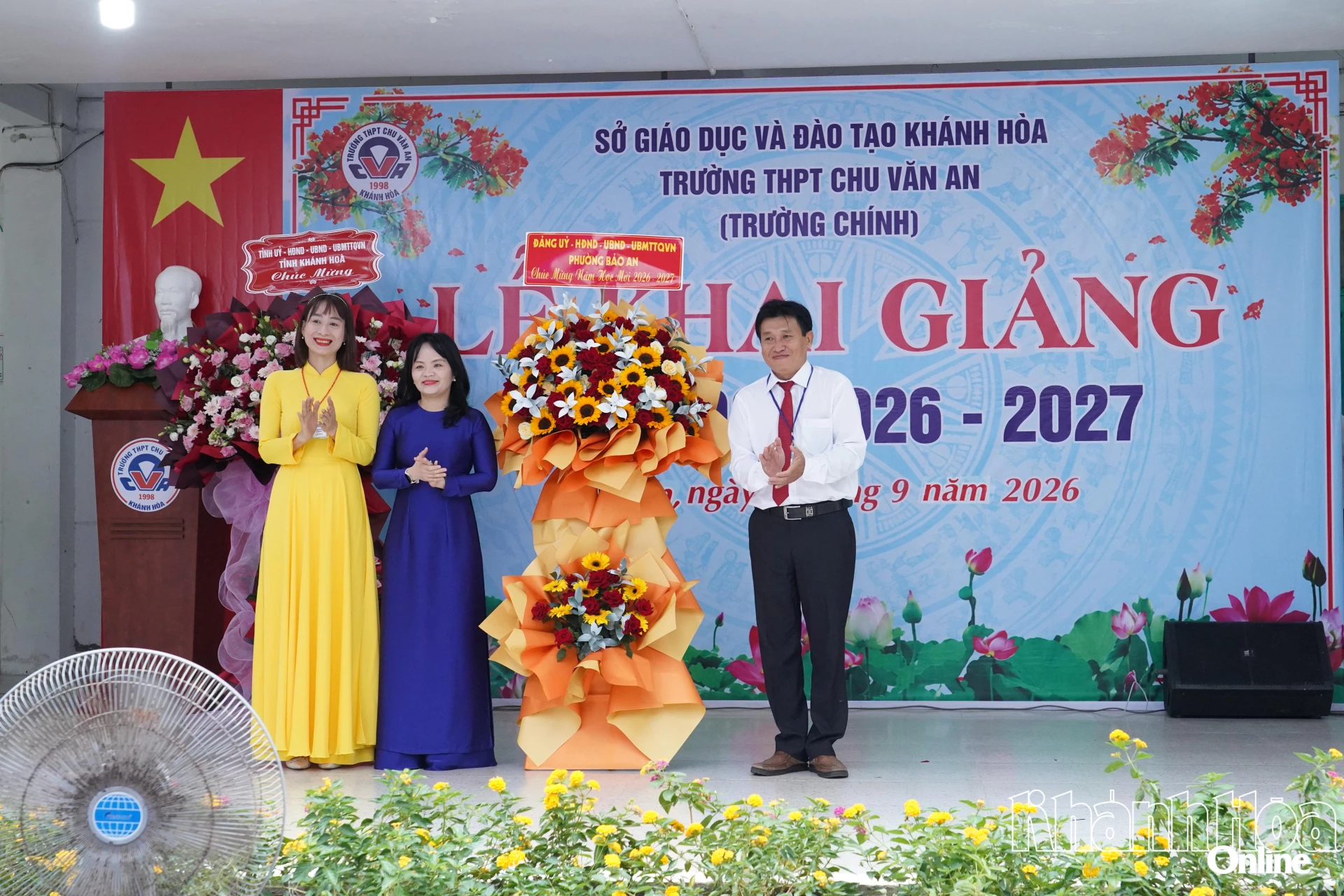 Bà Võ Khánh Hiền Hoà tặng hoa chúc mừng nhà trường.