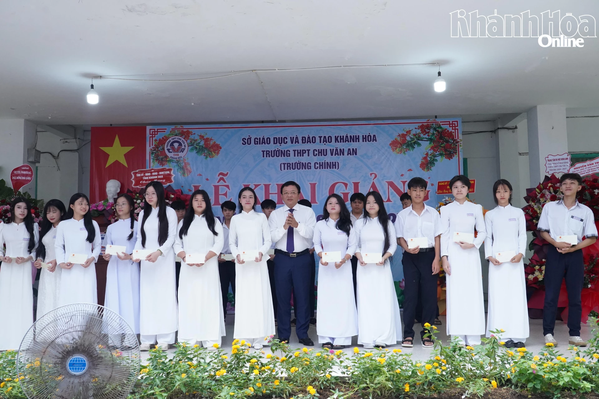 Đồng chí Lê Huyền tặng 20 suất học bổng cho các em học sinh.