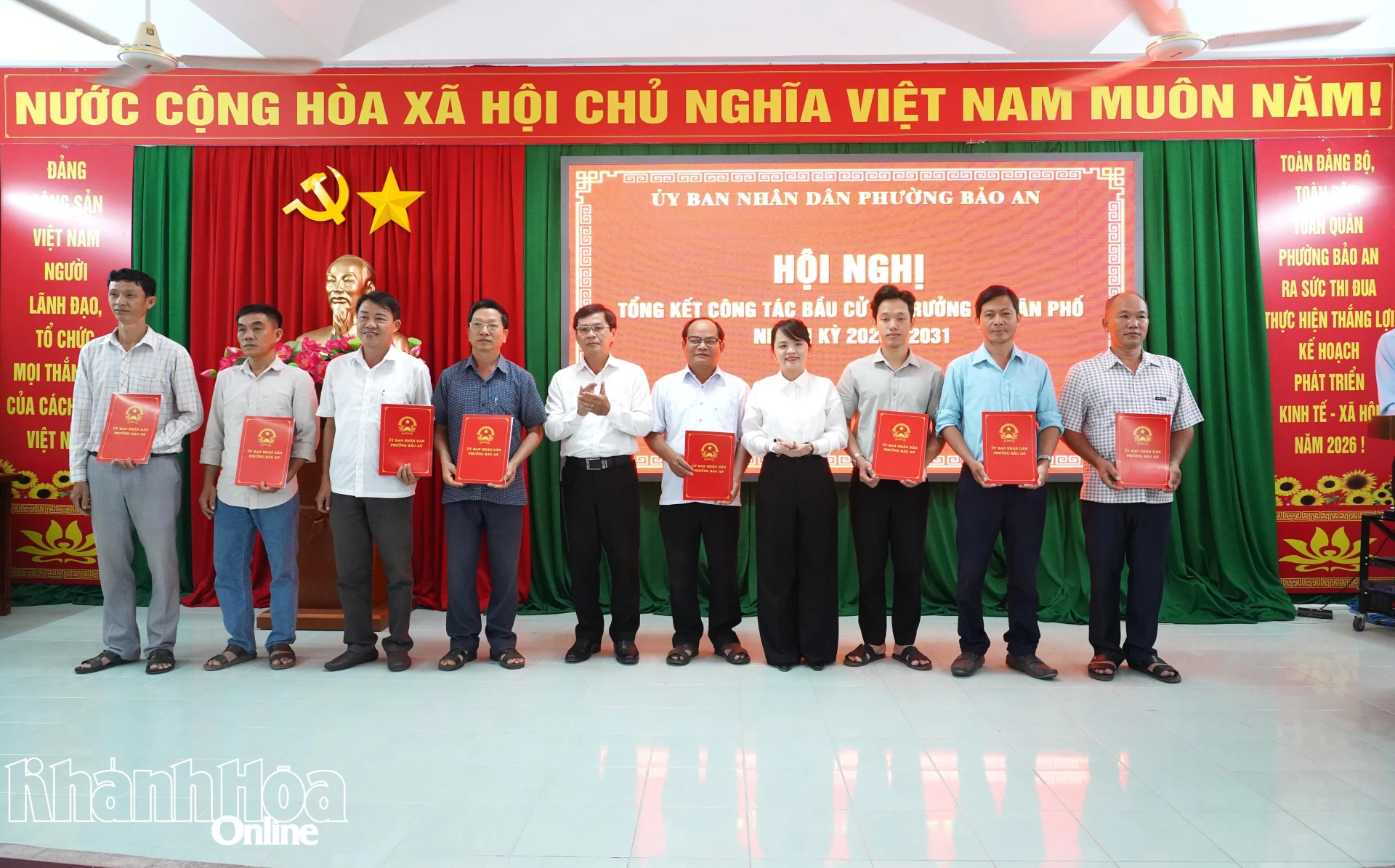 Lãnh đạo phường Bảo An trao quyết định tổ trưởng tổ dân phố nhiệm kỳ 2026 - 2031.