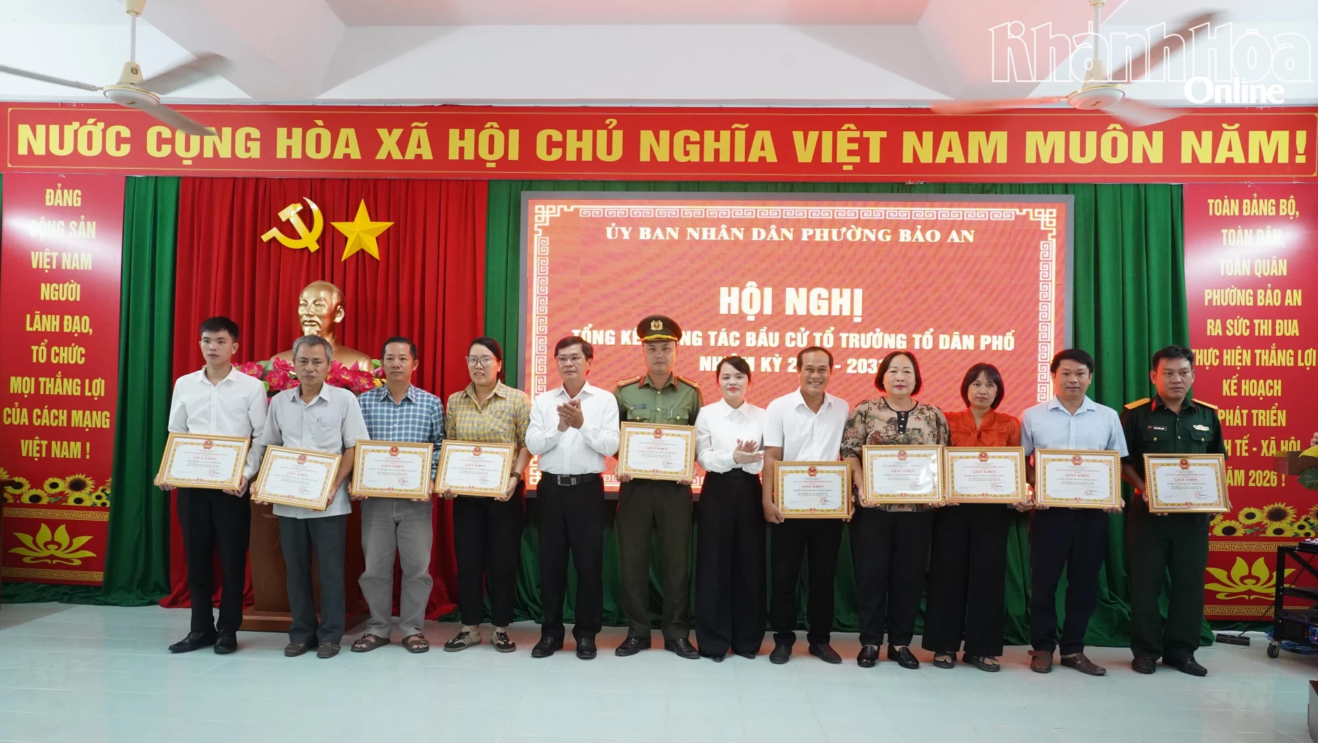 Lãnh đạo phường Bảo An trao giấy khen cho các tập thể có thành tích xuất sắc trong công tác tổ chức bầu cử.