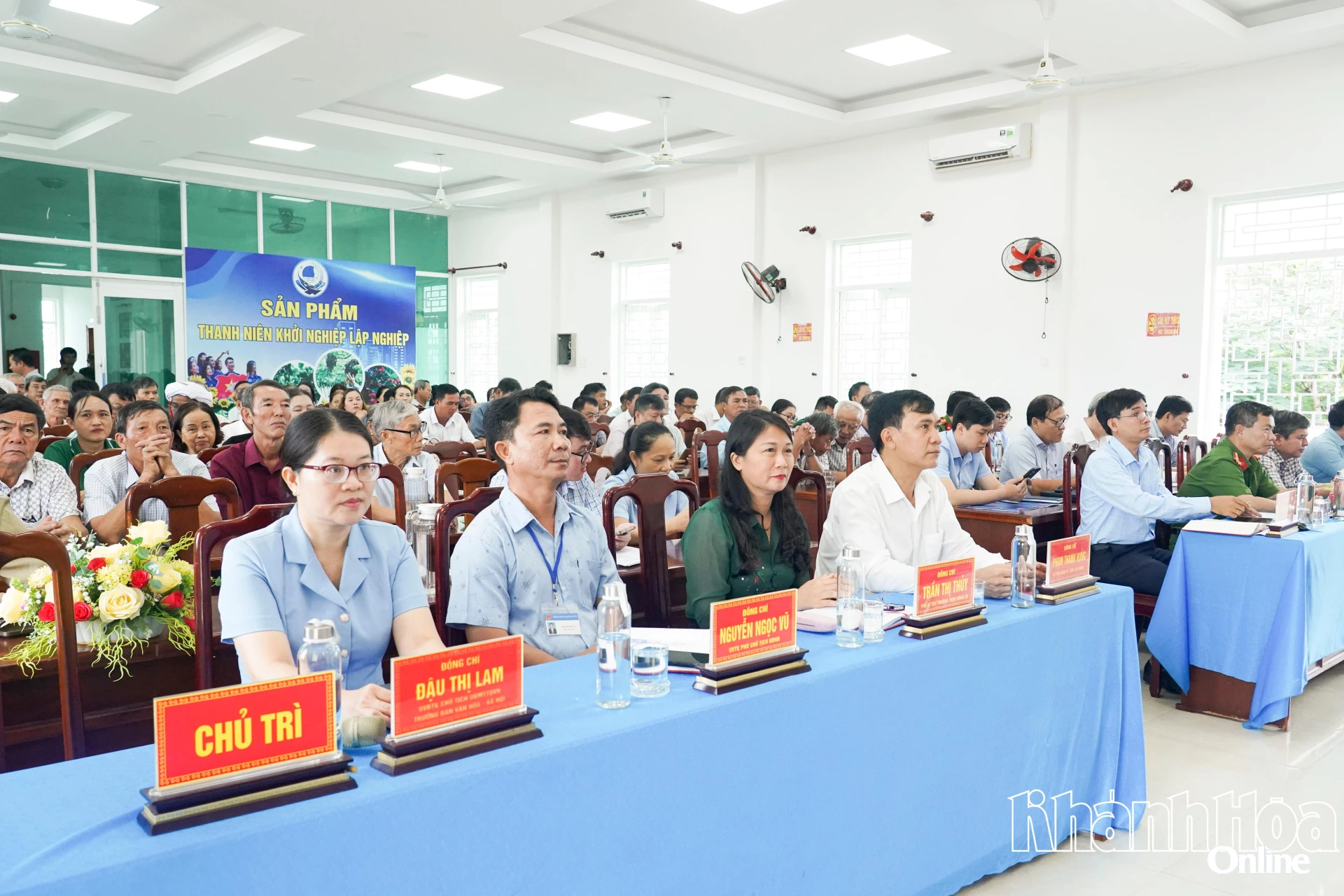 Các đại biểu tham dự buổi tiếp xúc.