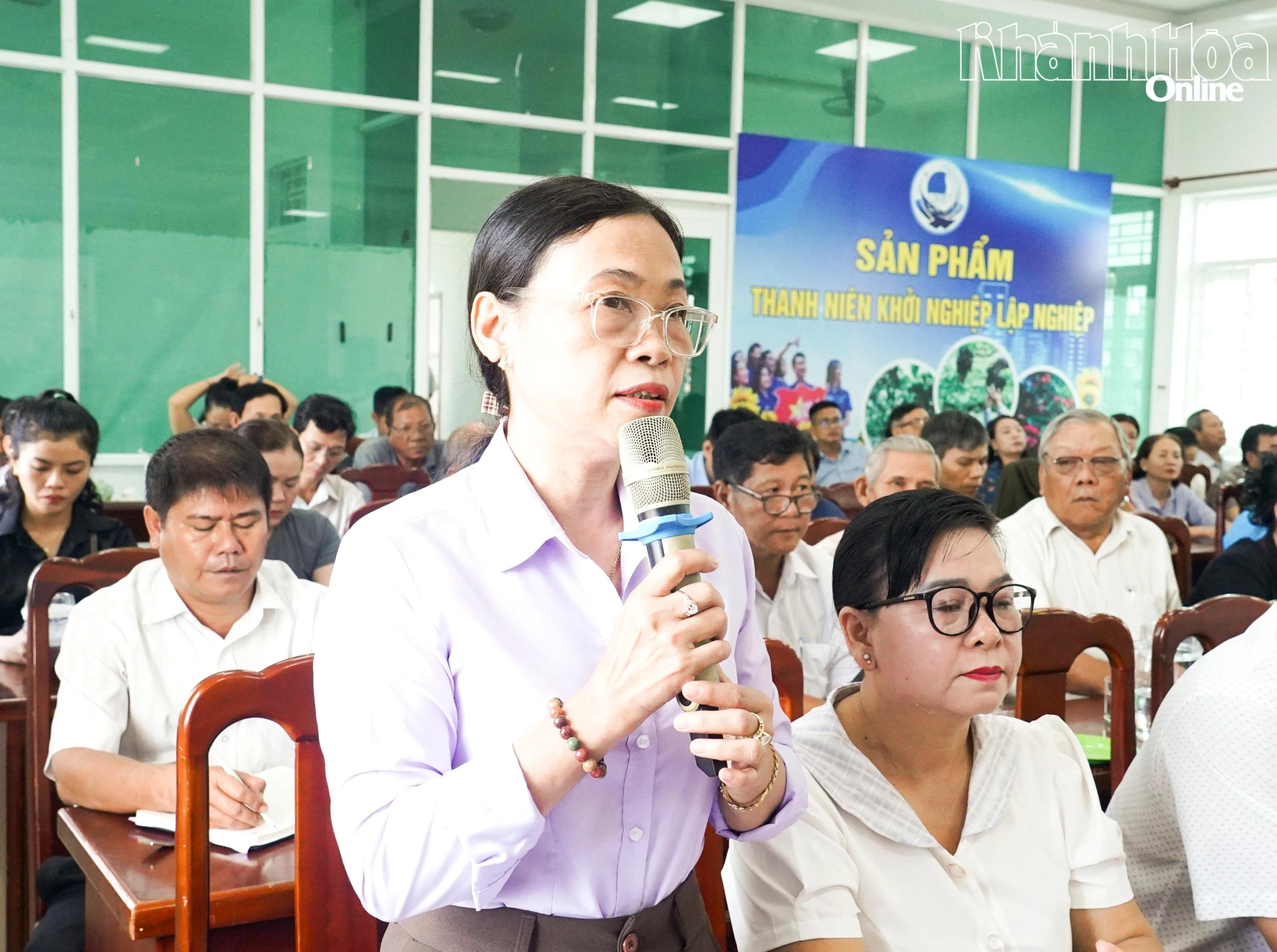 Cử tri phường Đô Vinh nêu ý kiến, kiến nghị tại buổi tiếp xúc.