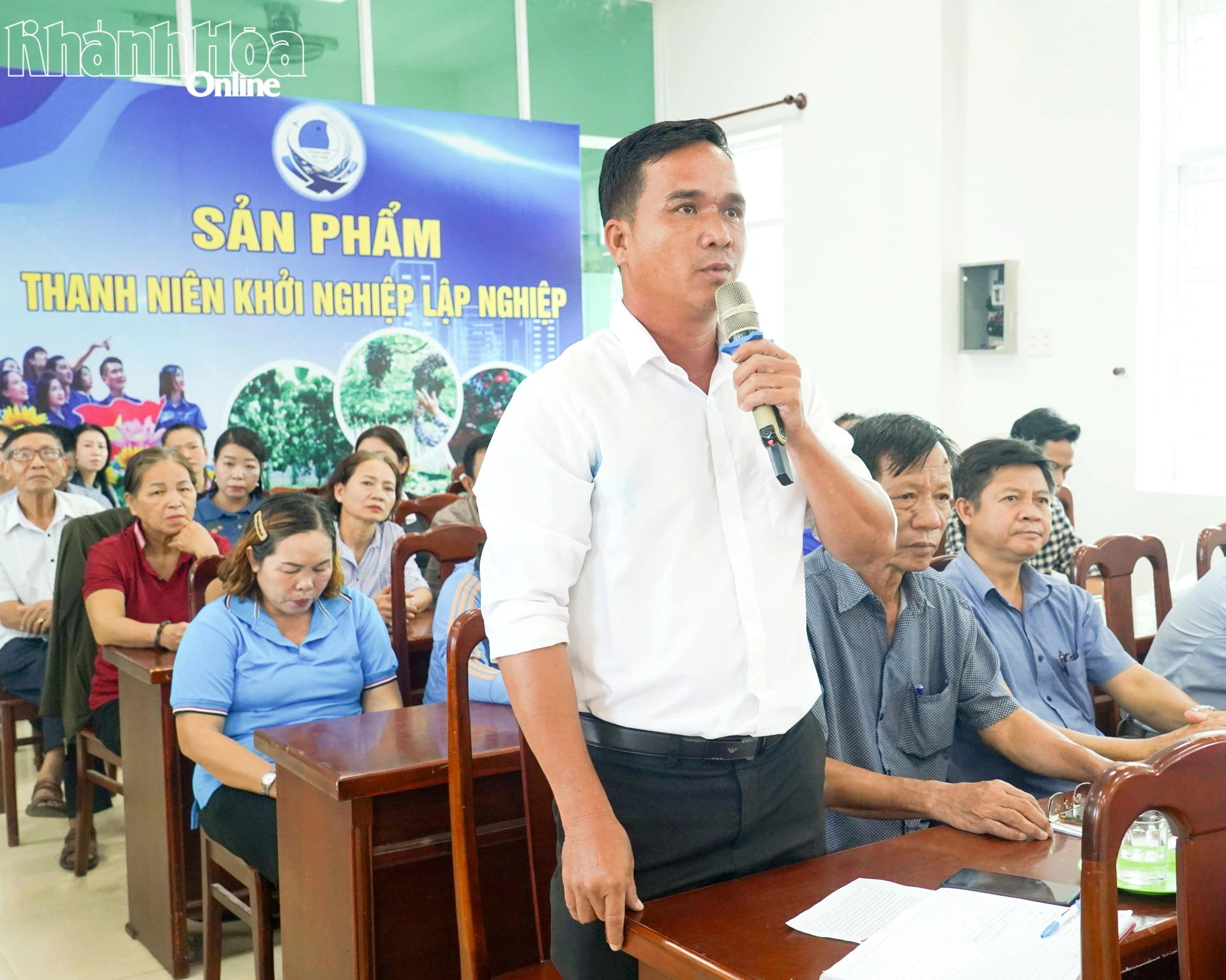 Cử tri ý kiến tại buổi tiếp xúc.