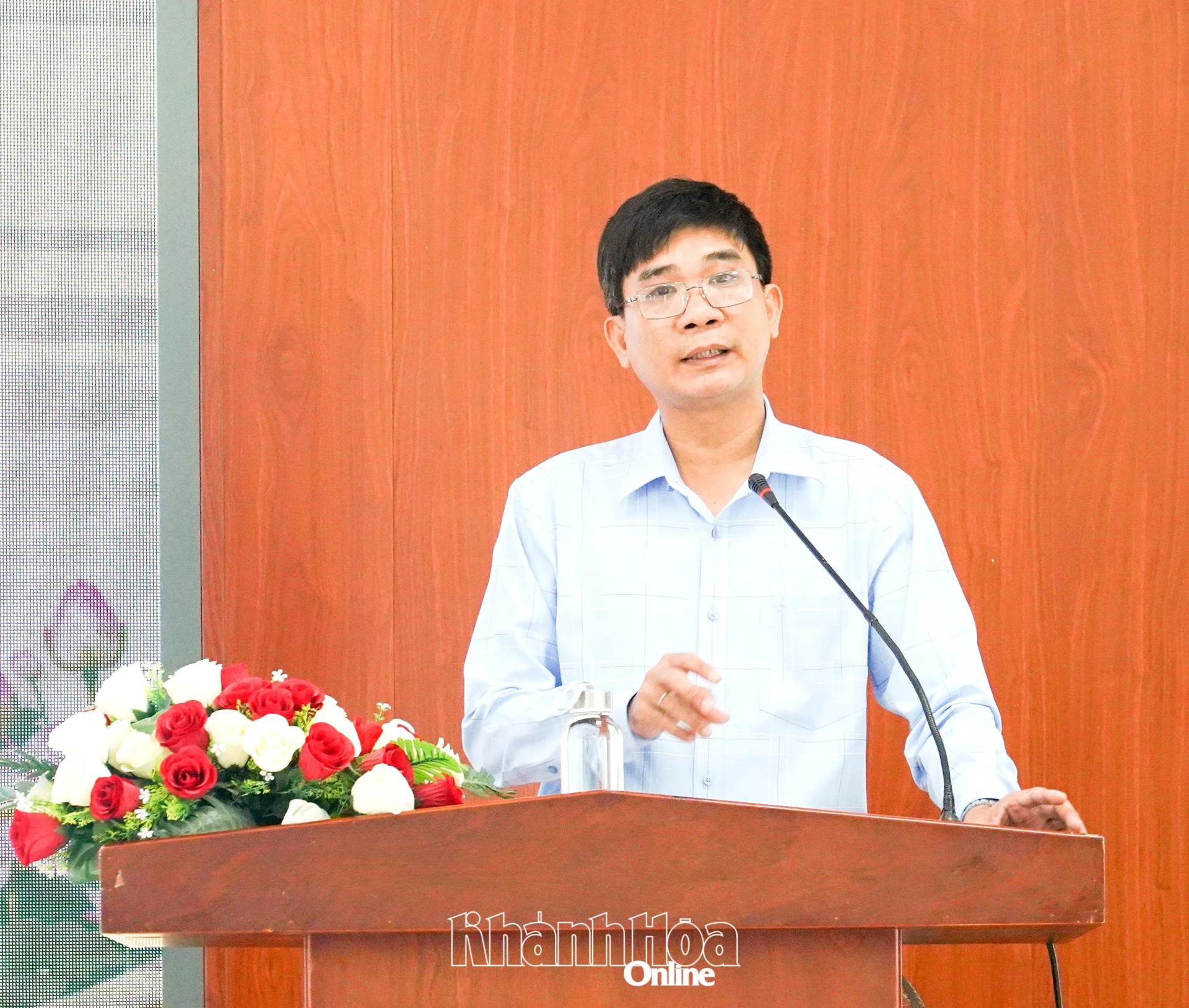 Lãnh đạo địa phương giải đáp ý kiến, kiến nghị của cử tri.
