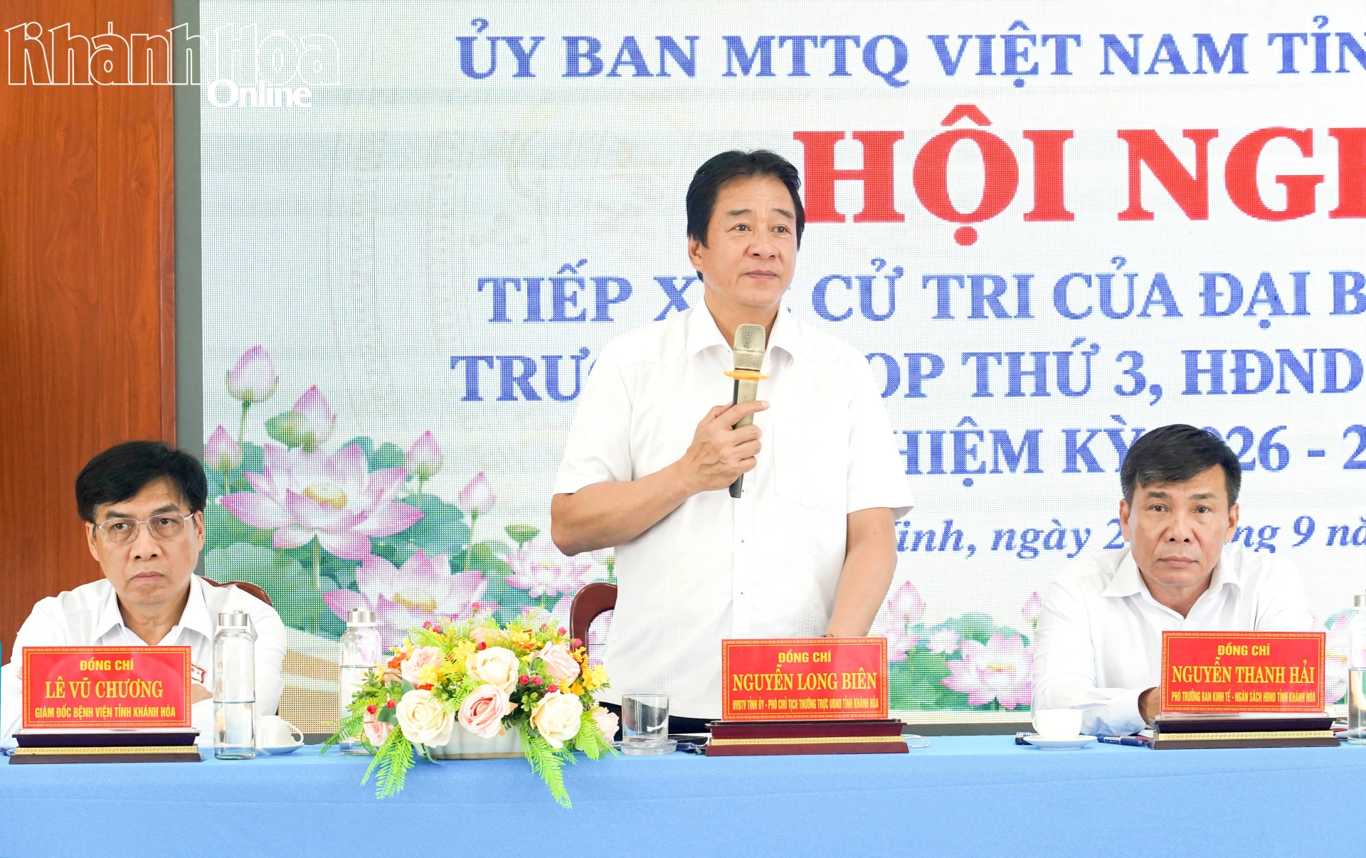 Phó Chủ tịch Thường trực UBND tỉnh Nguyễn Long Biên phát biểu tại buổi tiếp xúc.