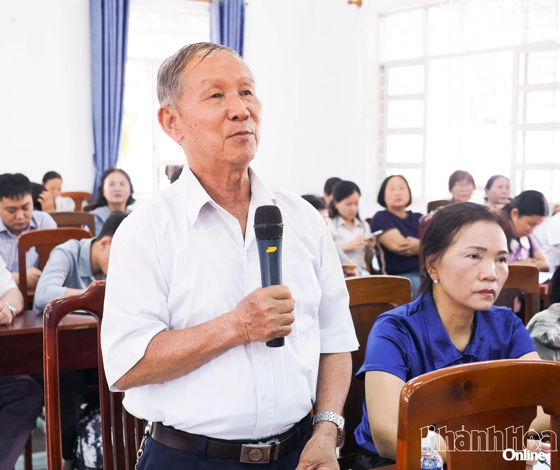 Cử tri nêu ý kiến, kiến nghị tại buổi tiếp xúc.