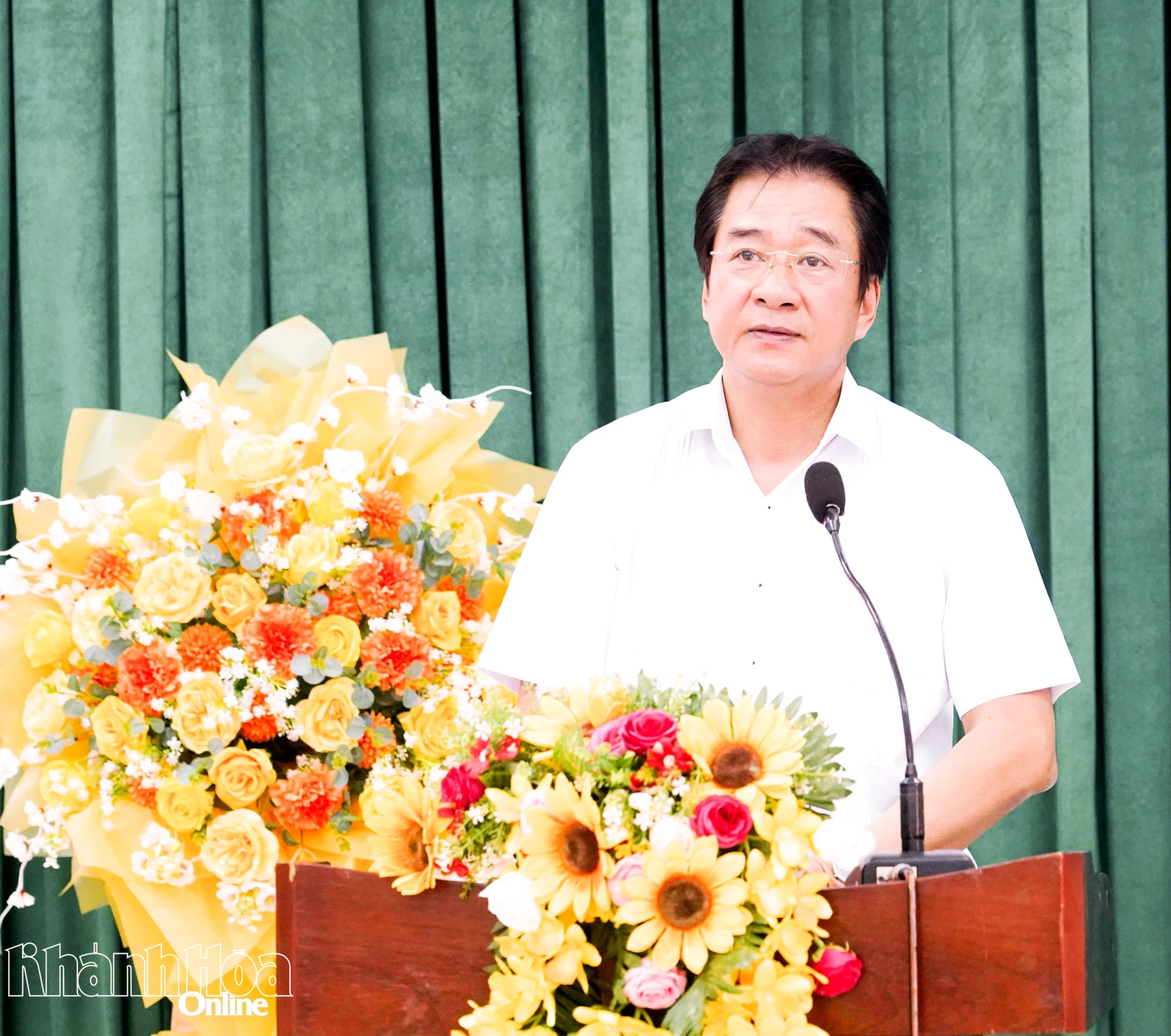 Phó Chủ tịch Thường trực UBND tỉnh Nguyễn Long Biên phát biểu tại buổi tiếp xúc.