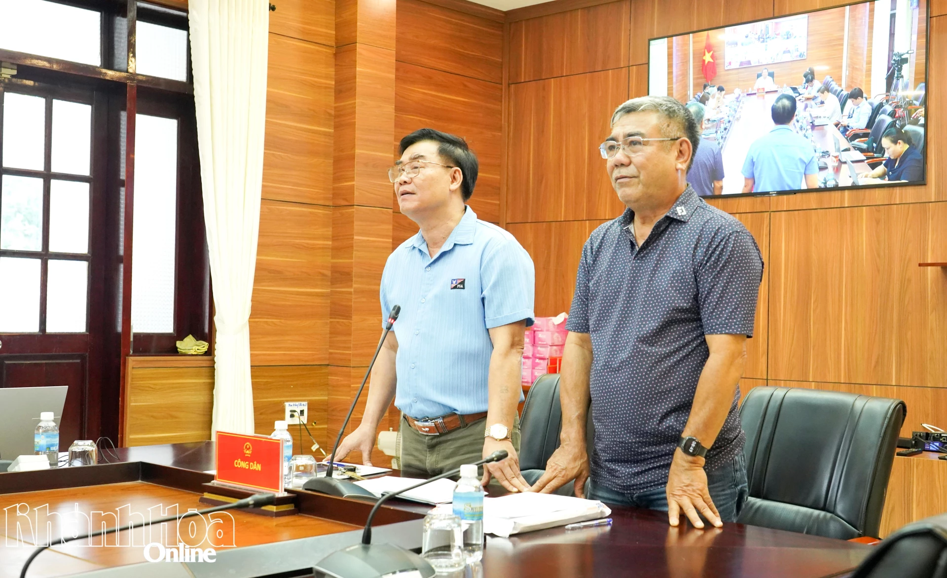 Ông Vũ Đình Đề và ông Đoàn Văn Nga (phường Tây Nha Trang) trình bày tại buổi tiếp công dân.