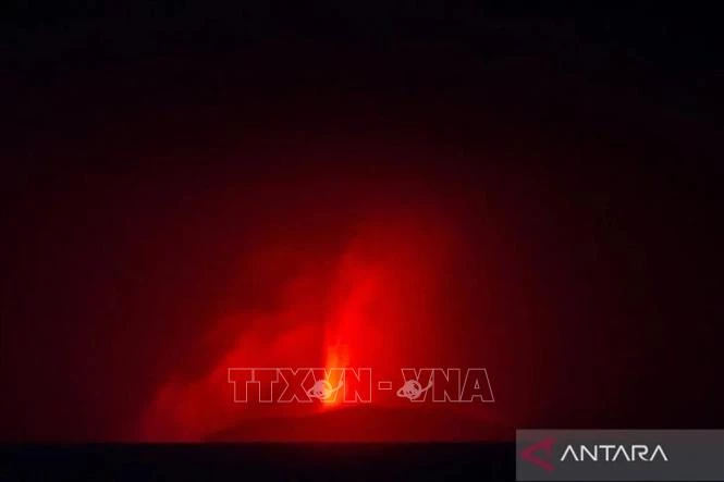 Ảnh núi lửa Anak Krakatau phun trào mạnh do phóng viên ảnh Muhammad Bagus Khoirunas của hãng thông tấn ANTARA chụp trước khi mất liên lạc. Ảnh: TTXVN phát