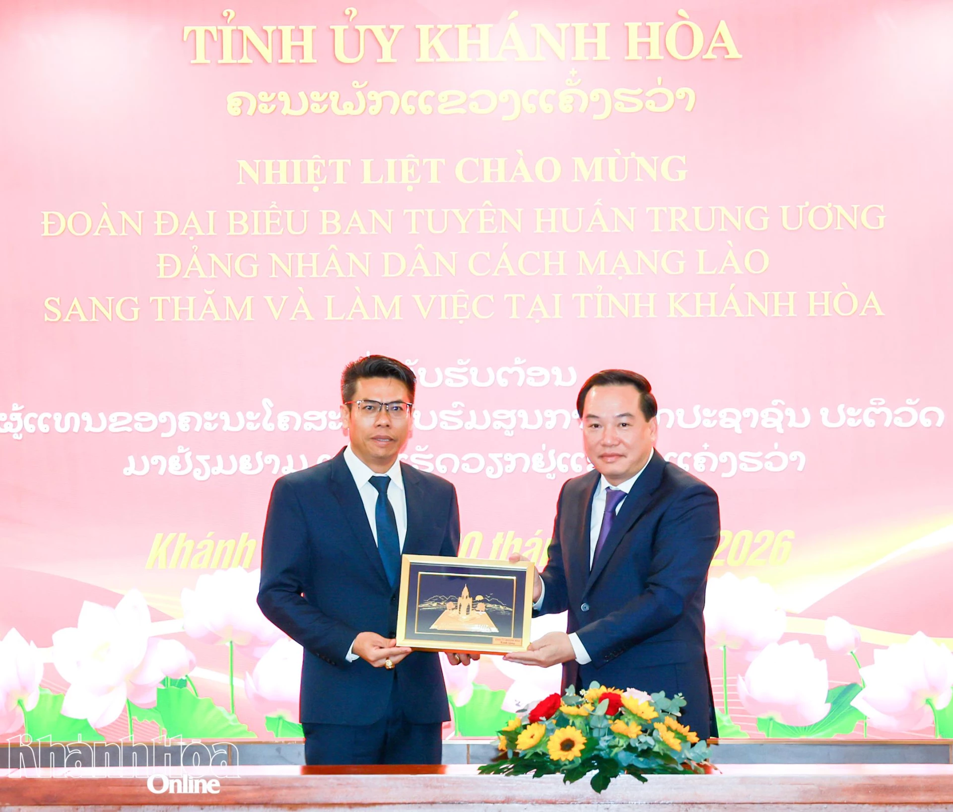 Đồng chí Hồ Xuân Trường tặng quà lưu niệm cho đồng chí Sakhone Phommalath.