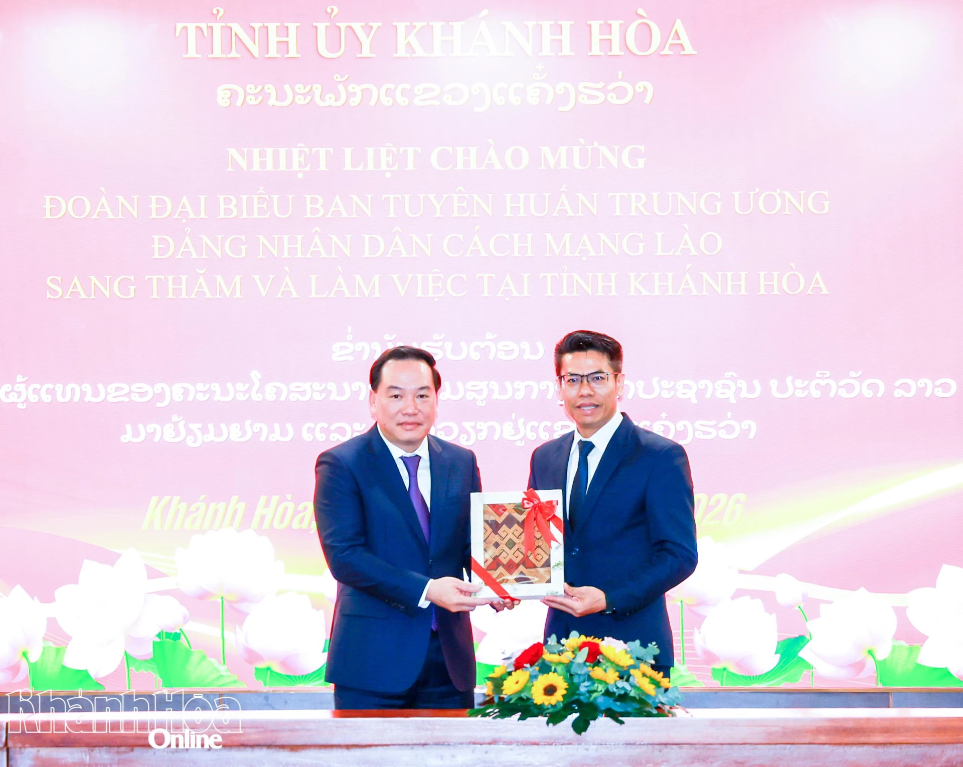 Đồng chí Sakhone Phommalath tặng quà lưu niệm cho đồng chí Hồ Xuân Trường.
