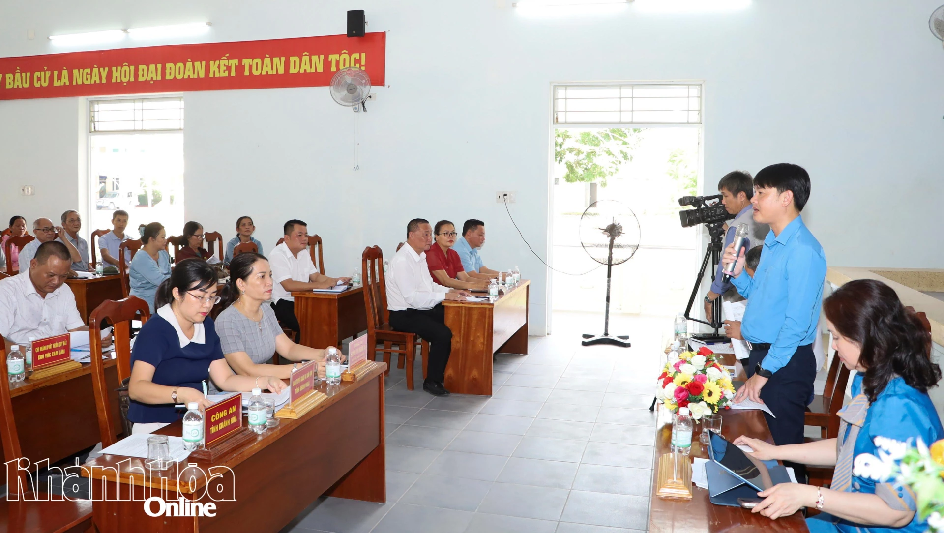 Ông Bùi Hoài Nam gặp gỡ, vận động người dân đồng thuận
bàn giao mặt bằng thực hiện Dự án Khu đô thị phức hợp Cam Thượng (xã Cam Lâm).