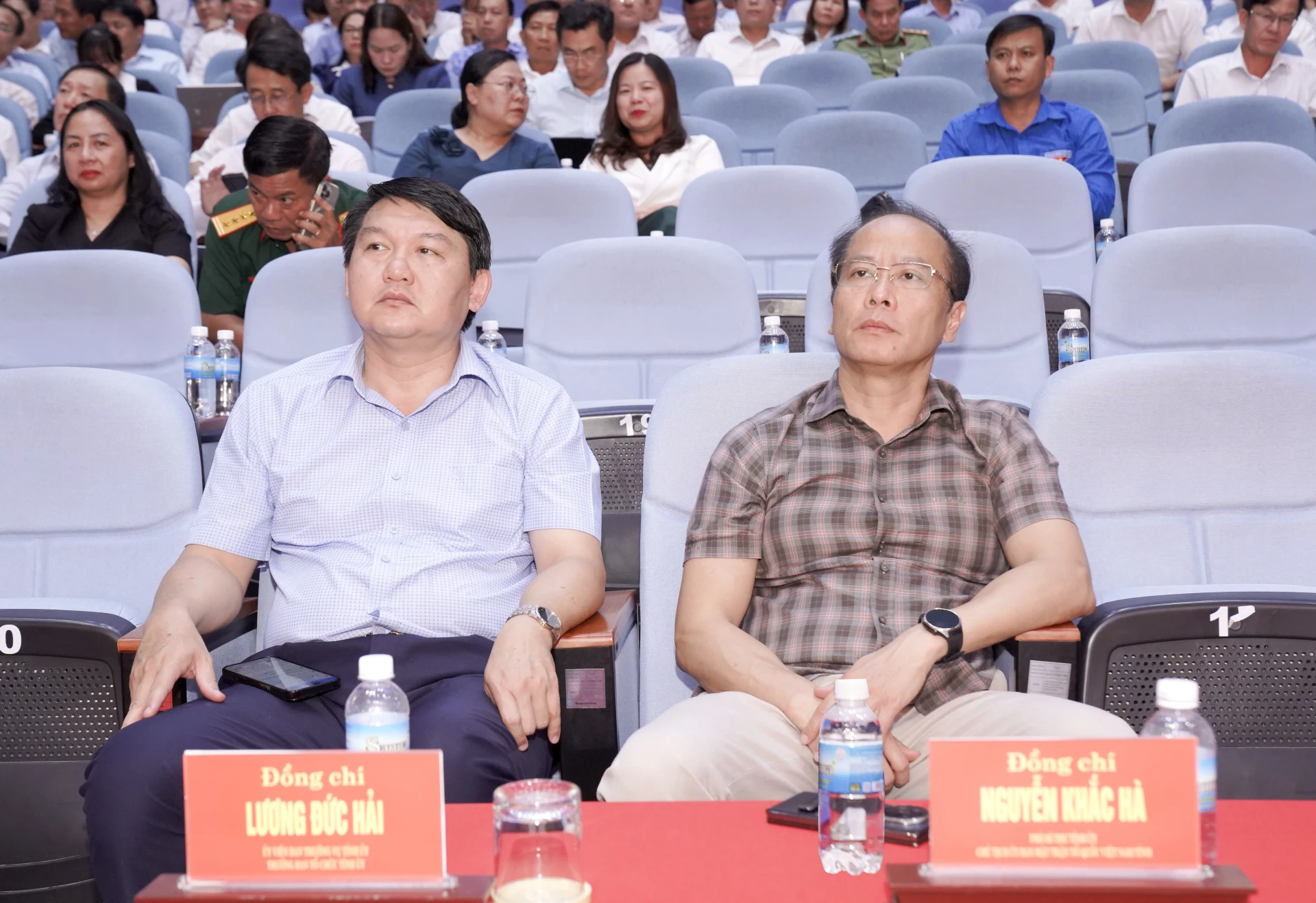 Đồng chí Nguyễn Khắc Hà và đồng chí Lương Đức Hải - Ủy viên Ban Thường vụ Tỉnh ủy, Trưởng Ban Tổ chức Tỉnh ủy tham dự hội nghị.