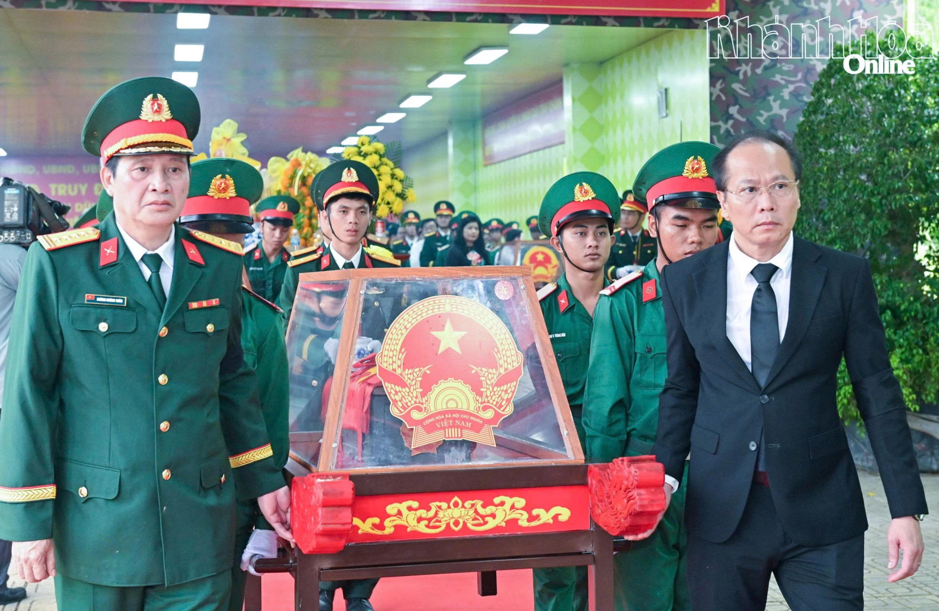 Đồng chí Nguyễn Khắc Hà, các đại biểu cùng đội tiêu binh di chuyển hài cốt các liệt sĩ đến ô mộ để an táng.