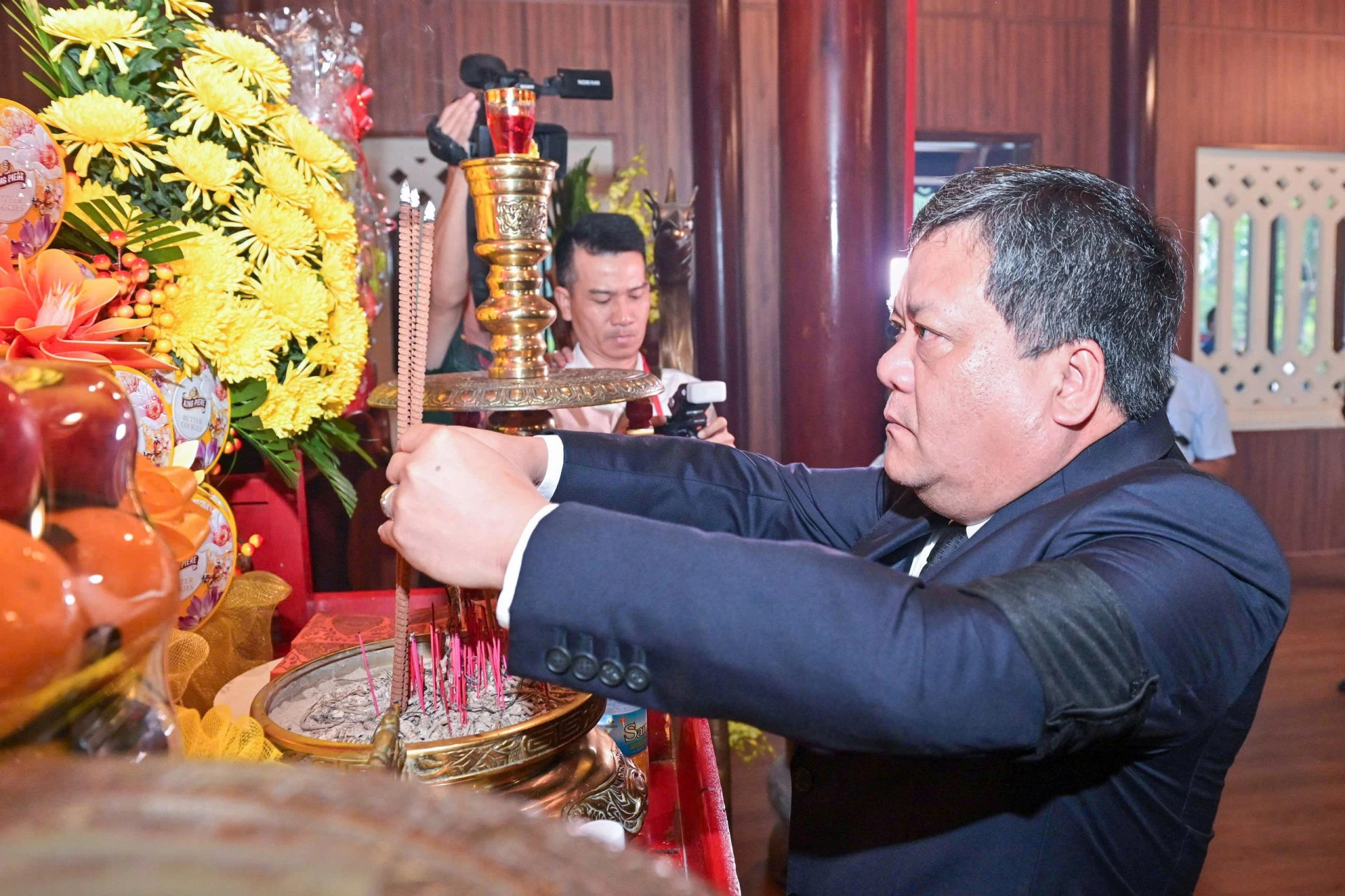 Đồng chí Trần Phong thành kính dâng hương tại Đền thờ Bác Hồ và các anh hùng liệt sĩ tại Nghĩa trang liệt sĩ Hòn Dung.