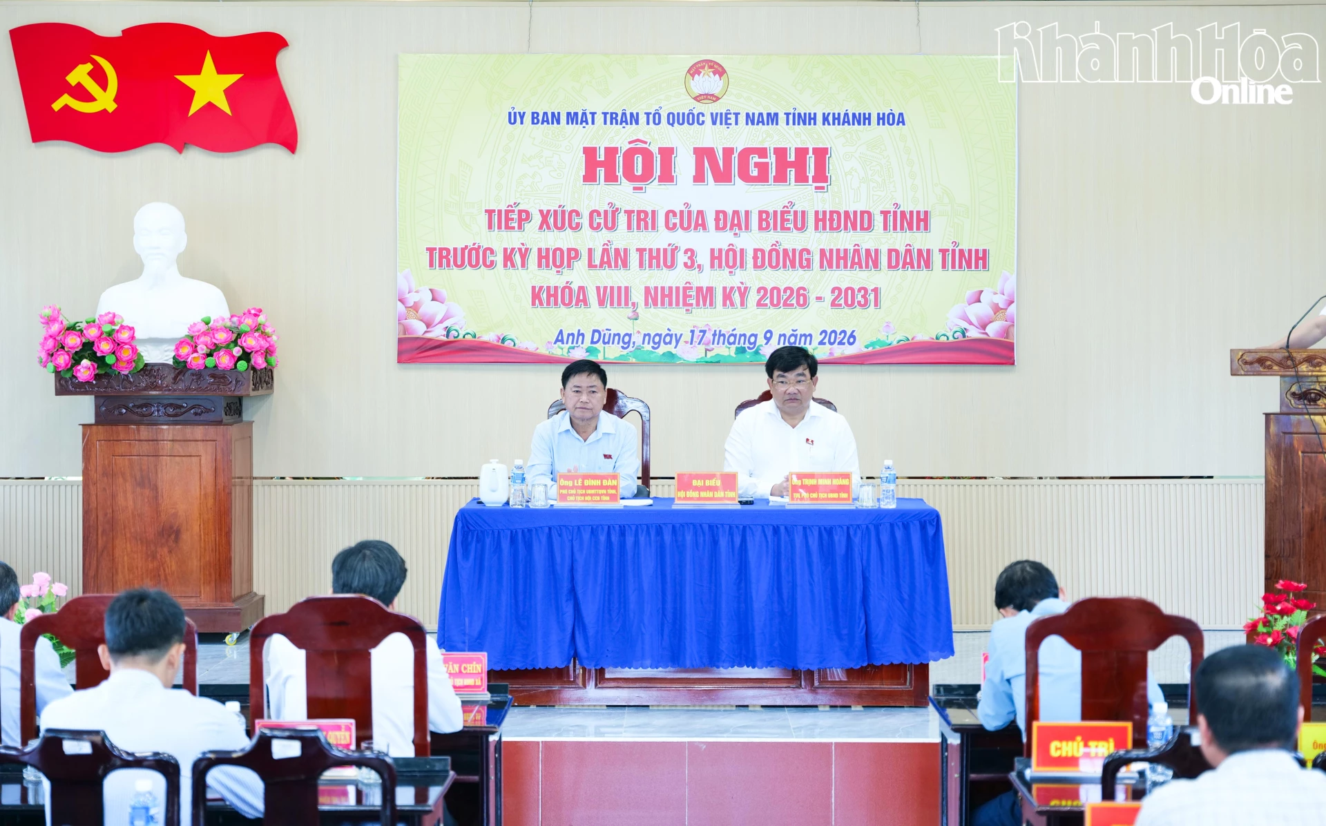 Các đại biểu tiếp xúc cử tri xã Anh Dũng.