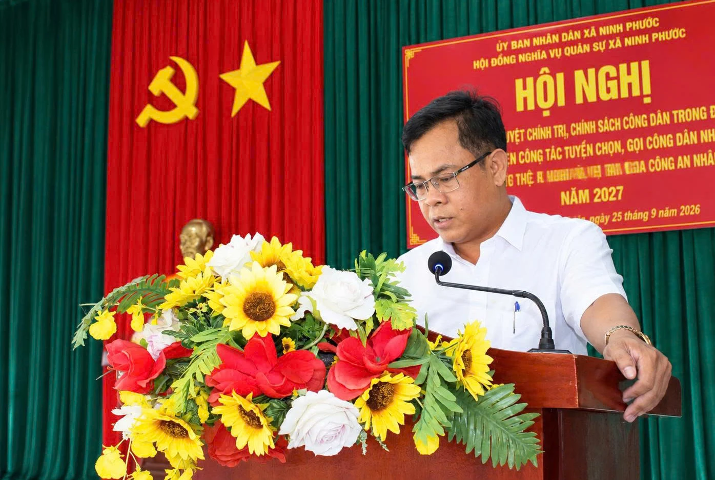Ông Quảng Thúc Đoan - Chủ tịch UBND xã, kiêm Chủ tịch Hội đồng Nghĩa vụ quân sự xã Ninh Phước phát biểu tại hội nghị. 