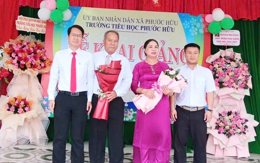 Lãnh đạo UBND xã Phước Hữu tặng hoa chúc mừng Trường Tiểu học Phước Hữu.