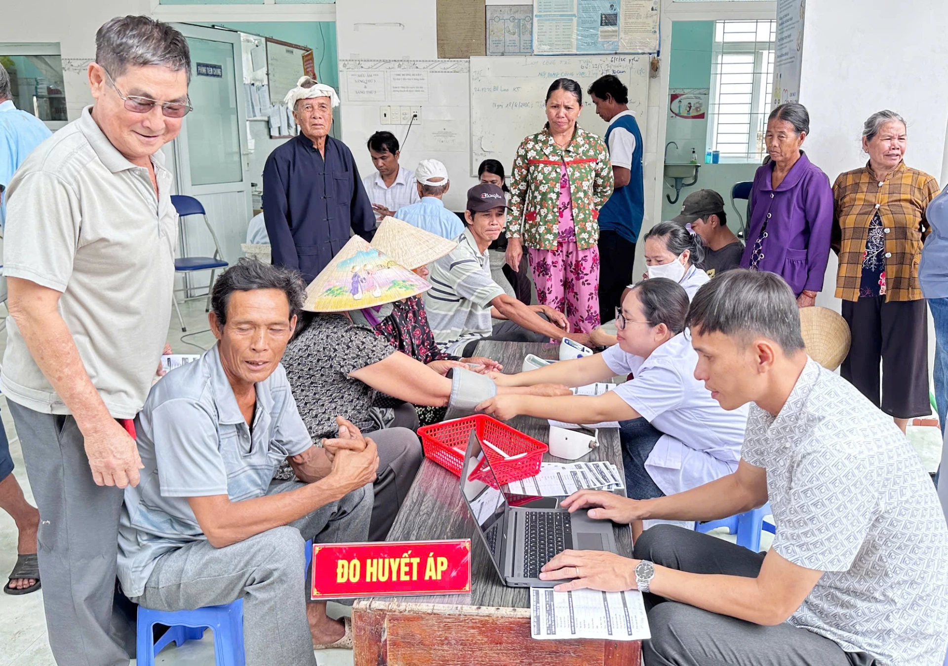 Ngay từ sáng sớm, đông đảo người dân thôn Hoài Ni và Hoài Trung đã có mặt tại điểm Trạm Y tế Phước Thái để khám sức khỏe miễn phí.
