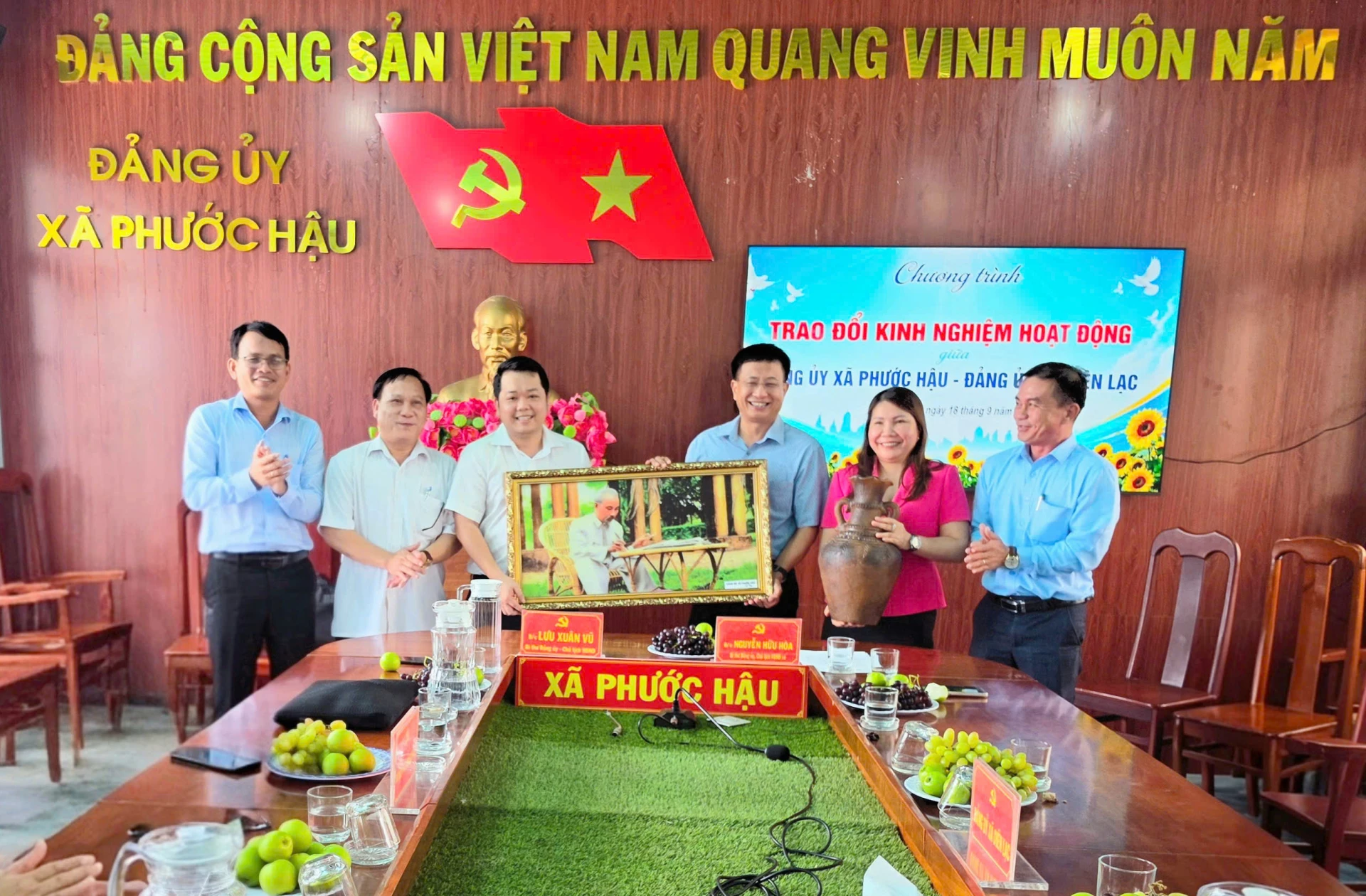 Đảng ủy xã Phước Hậu tặng quà cho Đảng ủy xã Diên Lạc.