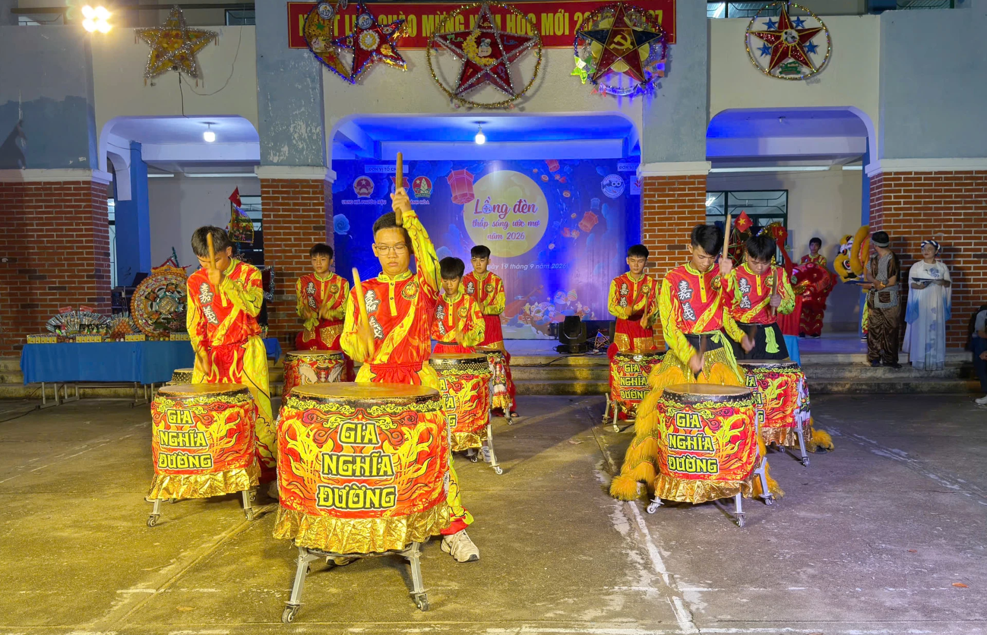 Tiết mục trống hội, múa múa lân rộn ràng tại đêm hội trăng rằm.