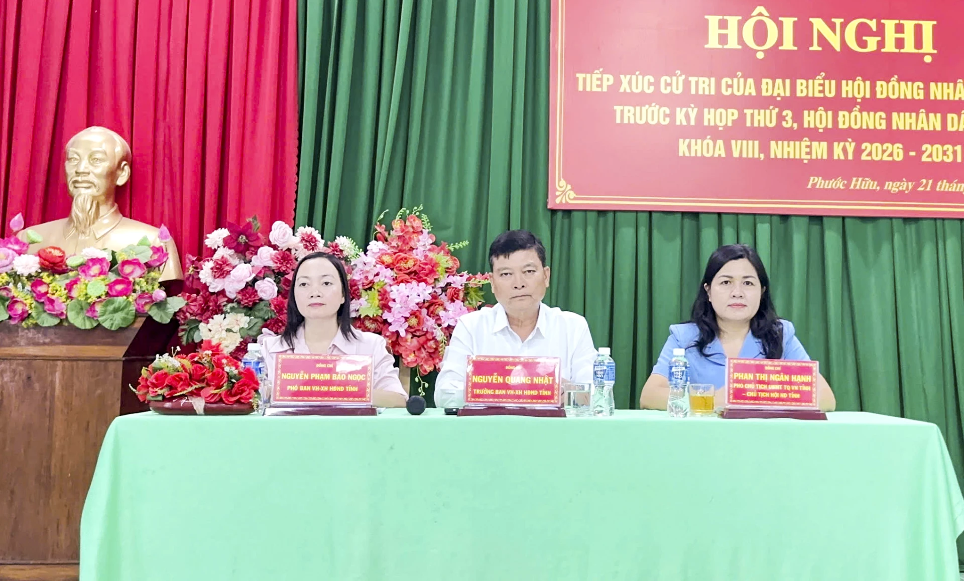 Các đại biểu HĐND tỉnh lắng nghe ý kiến của cử tri.