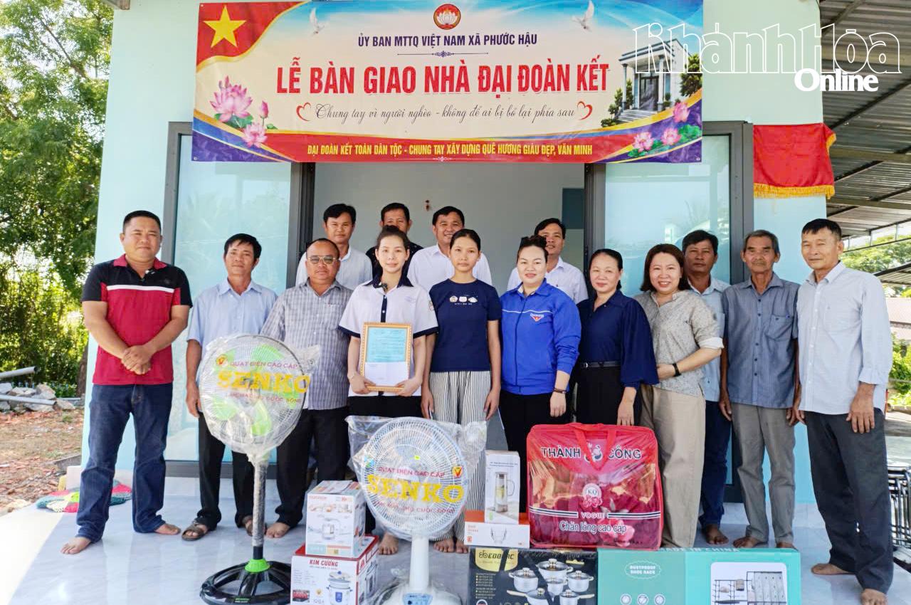 Ủy ban MTTQ Việt Nam xã Phước Hậu cùng các nhà hảo tâm bàn giao nhà Đại đoàn kết cho gia đình em Nguyễn Lâm Yến Nhi.