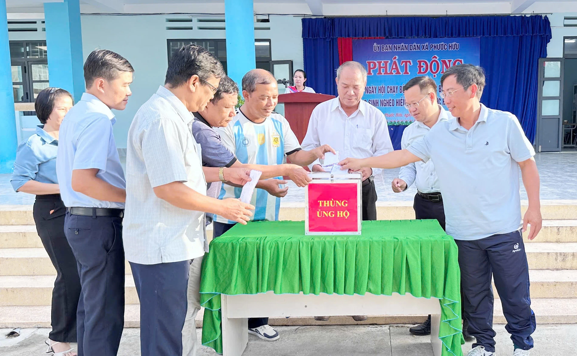 Các đại biểu ủng hộ quỹ học bổng hỗ trợ học sinh nghèo hiếu học.