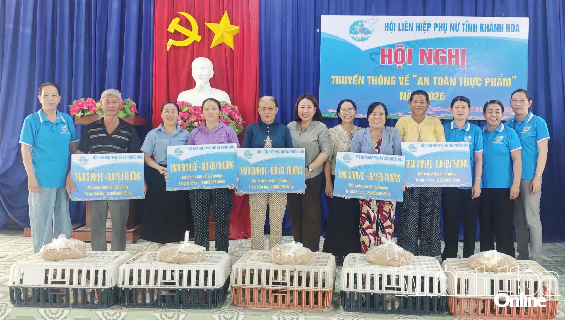 Hội Liên hiệp Phụ nữ xã Phước Hậu trao gà giống cho hội viên trong tháng 7.