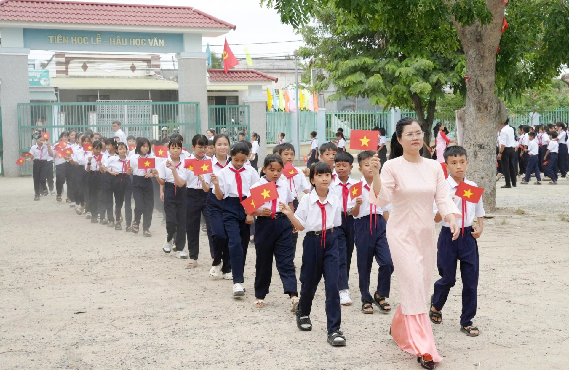 Học sinh xã Phước Hậu phấn khởi bước vào năm học mới 2026-2027.