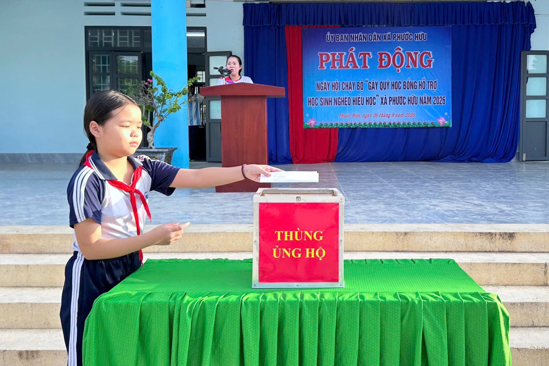 Các đại biểu ủng hộ quỹ học bổng hỗ trợ học sinh nghèo hiếu học.