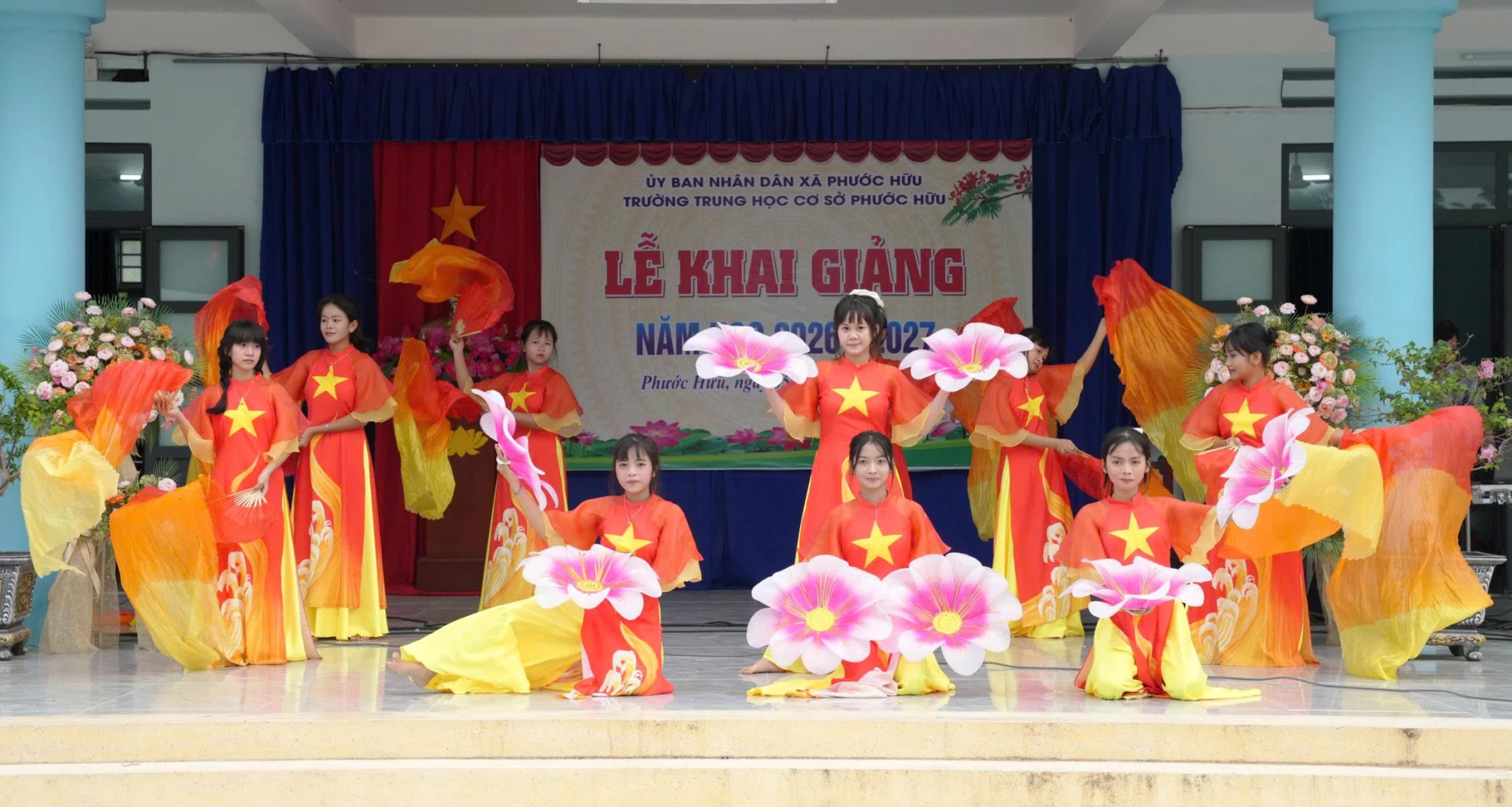 Một tiết mục văn nghệ của học sinh Trường THCS Phước Hữu.