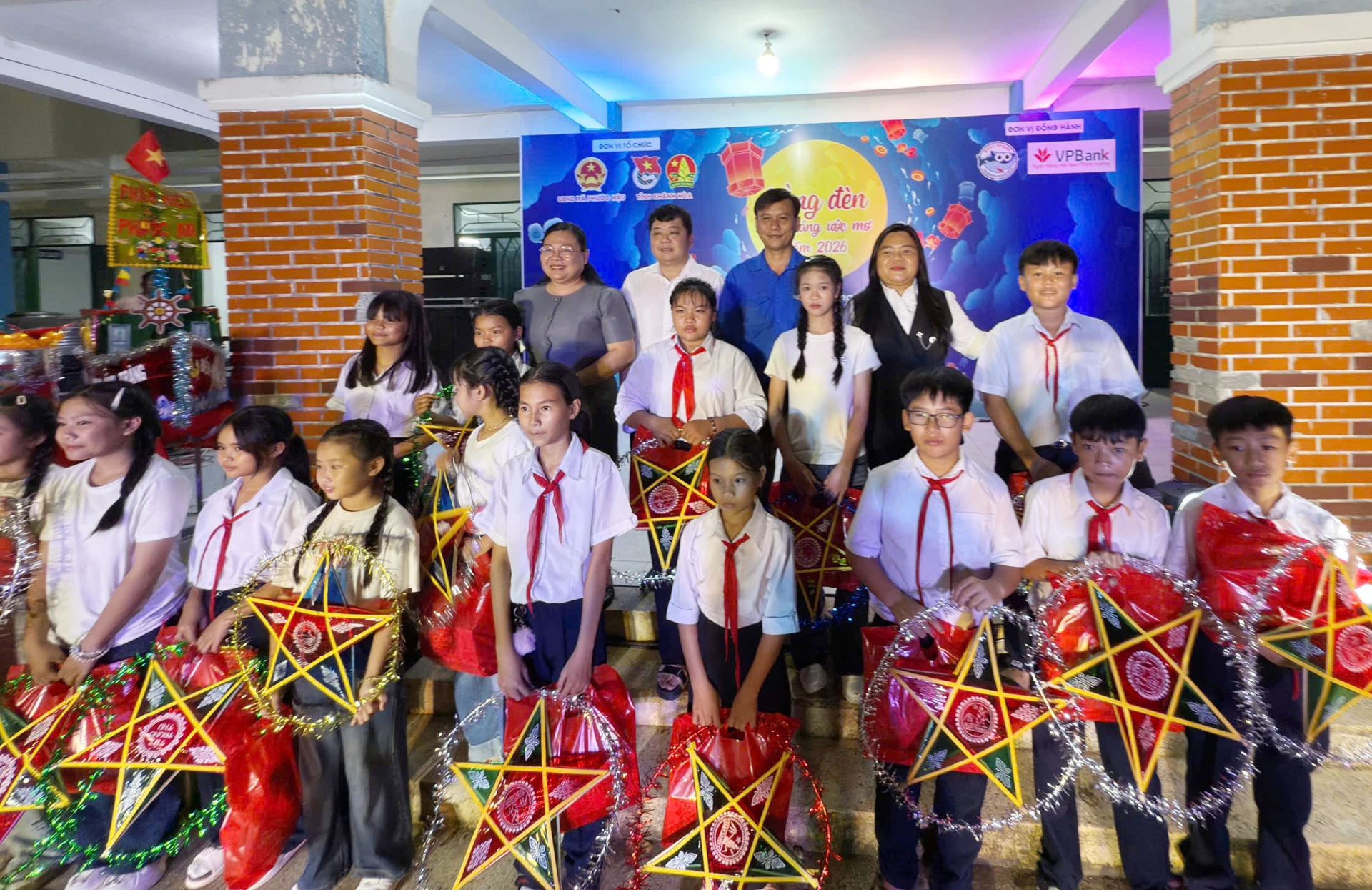 Lãnh đạo Tỉnh đoàn, Sở Giáo dục và Đào tạo và Đảng ủy xã Phước Hậu trao quà cho thiếu nhi.