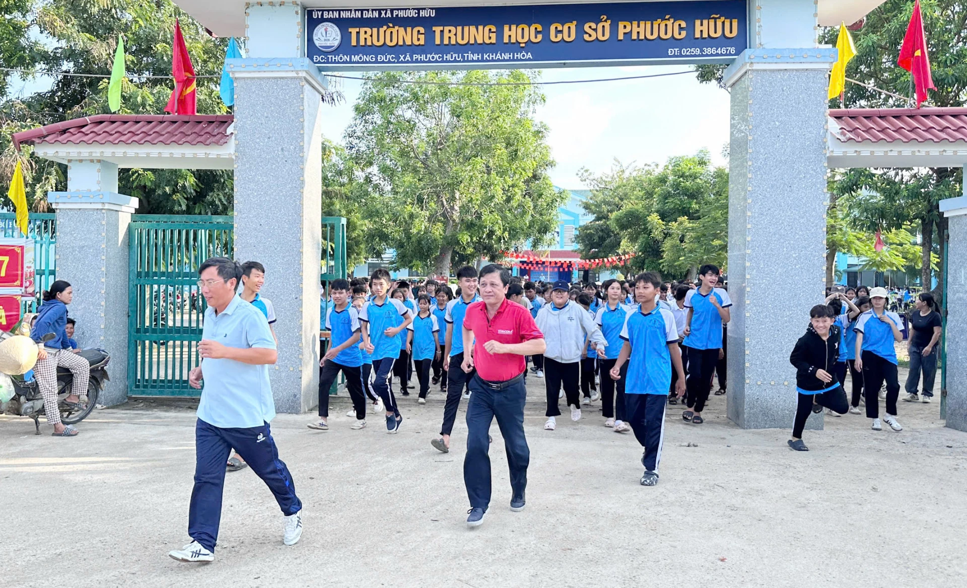 Các đại biểu tham gia chạy bộ không tính thành tích.