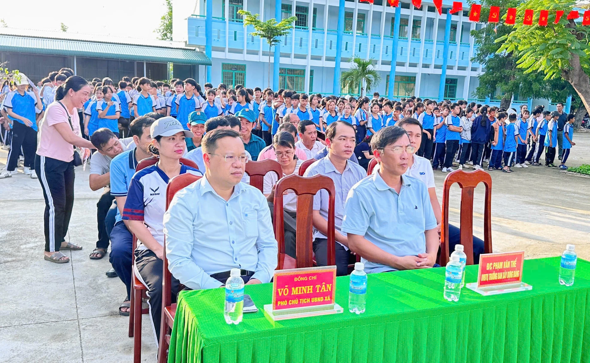 Các đại biểu dự lễ phát động.