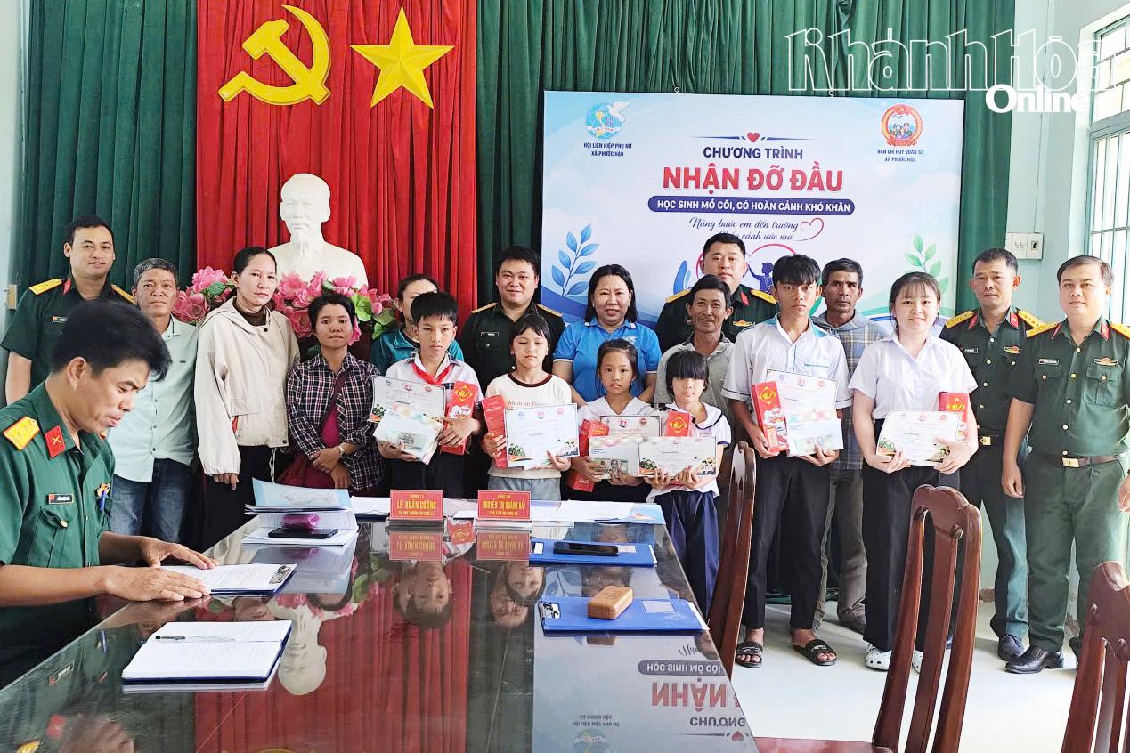 Hội Liên hiệp Phụ nữ xã Phước Hậu phối hợp với Ban Chỉ huy Quân sự xã trao quà cho các học sinh nhận đỡ đầu.