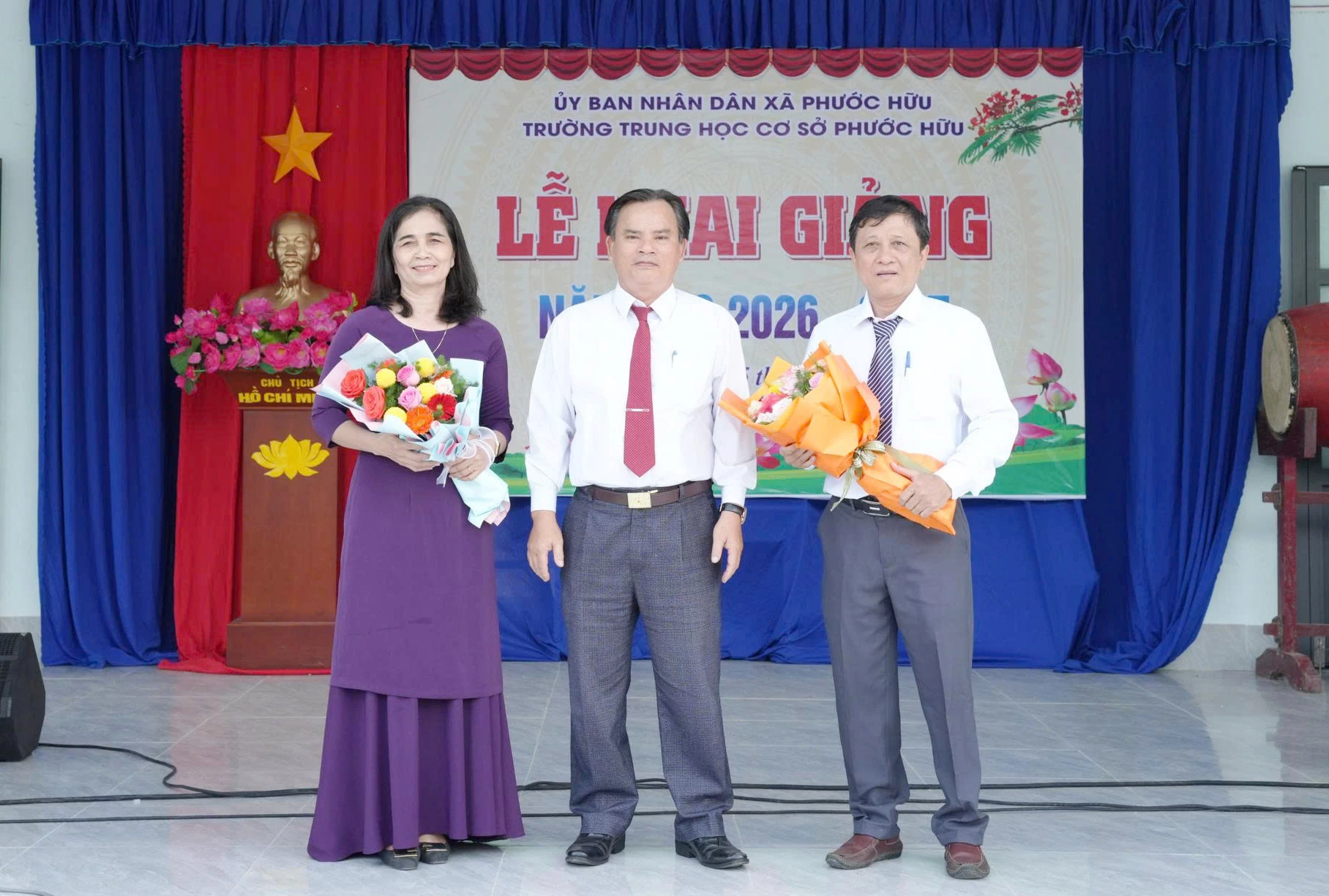Lãnh đạo Đảng ủy xã Phước Hữu tặng hoa chúc mừng Trường THCS Phước Hưux.