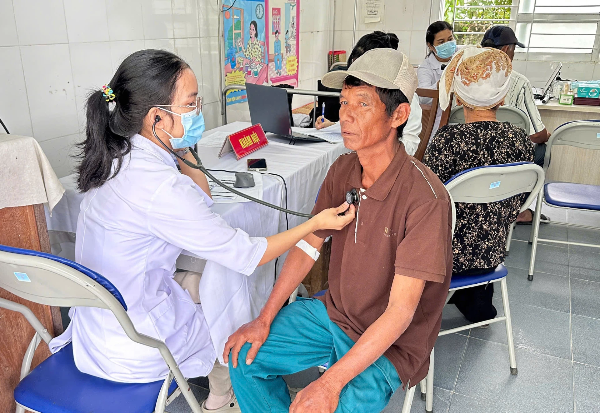 Đội ngũ y, bác sĩ khám sức khỏe cho người dân.
