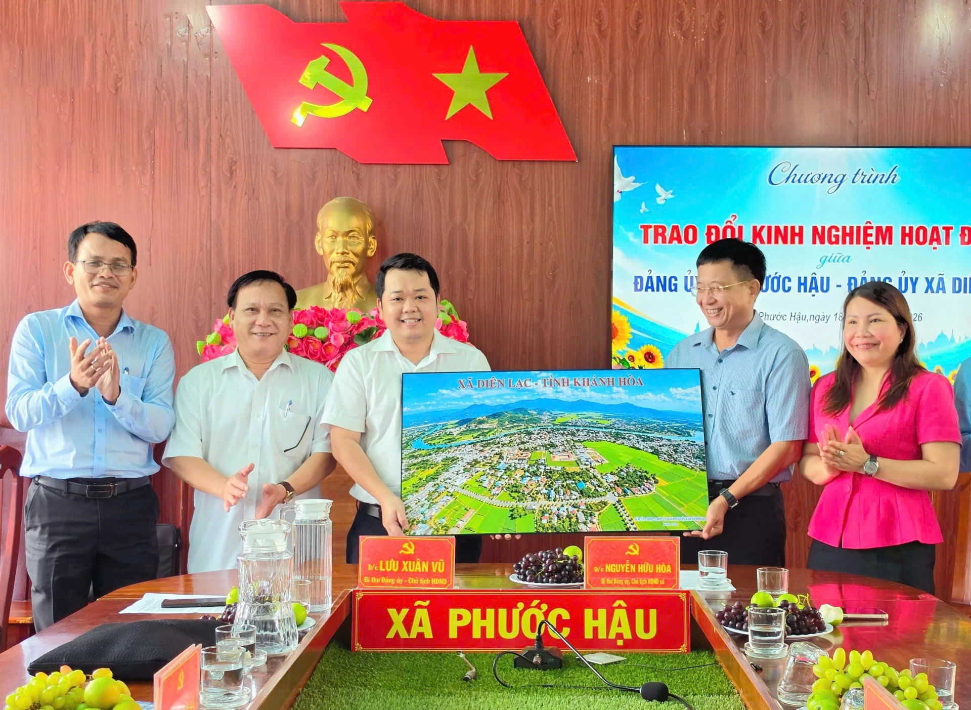 Lãnh đạo Đảng ủy xã Diên Lạc tặng lưu niệm quà đến lãnh đạo Đảng ủy xã Phước Hậu.