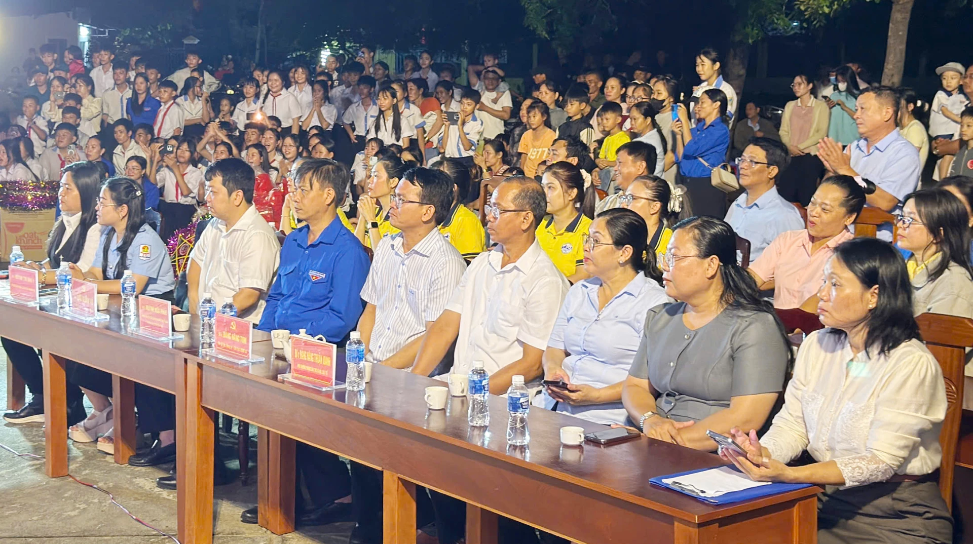 Các đại biểu và thiếu nhi tham dự đêm hội trăng rằm.