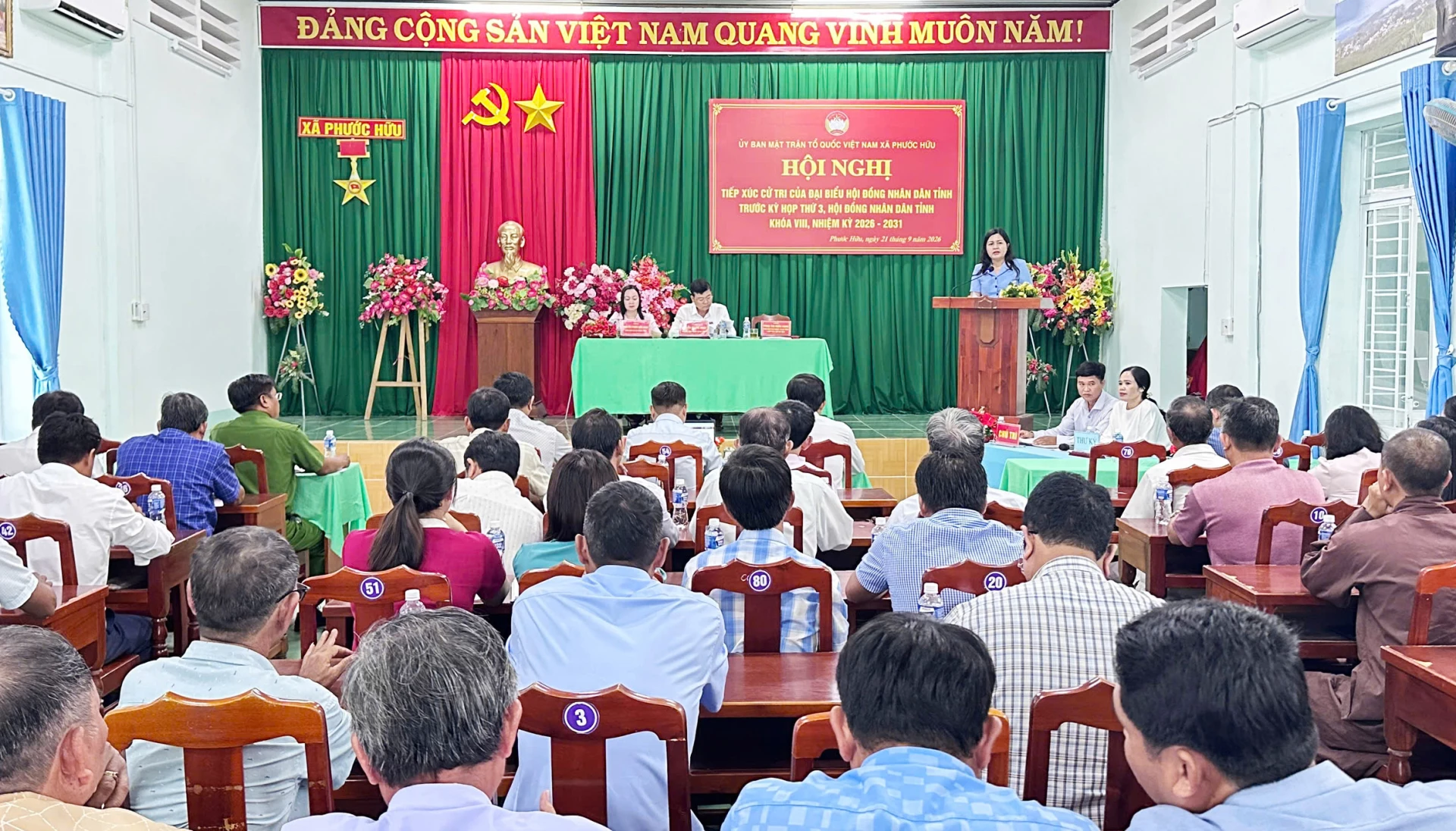 Quang cảnh buổi tiếp xúc cử tri.
