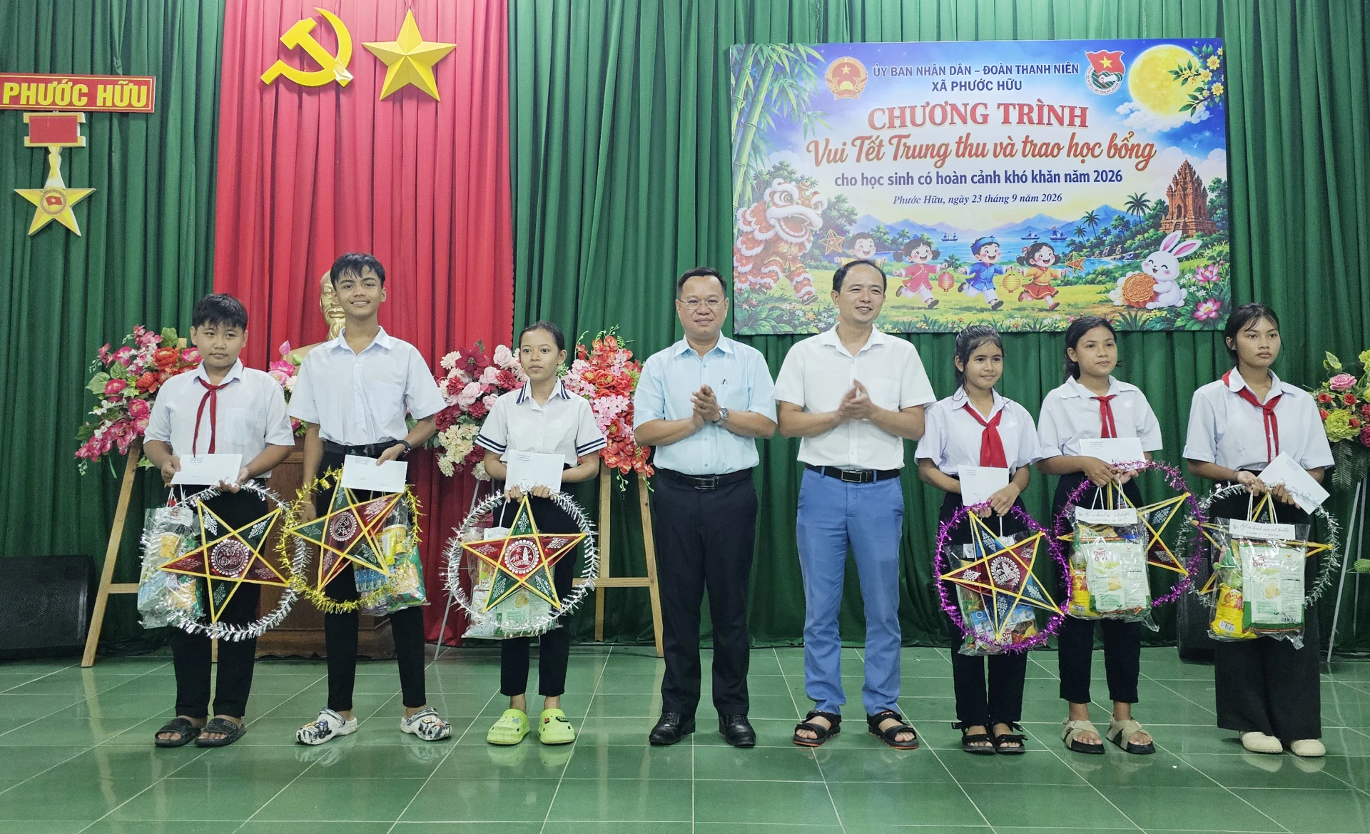 Ban tổ chức trao học bổng và quà Trung thu cho các học sinh.