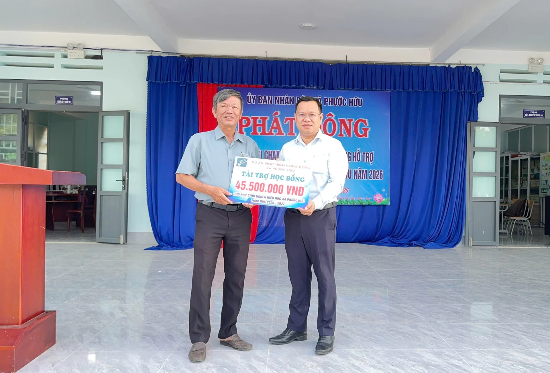 Đại diện Dự án phát triển cộng đồng xã Phước Hữu trao biểu trưng tài trợ học bổng cho lãnh đạo xã Phước Hữu