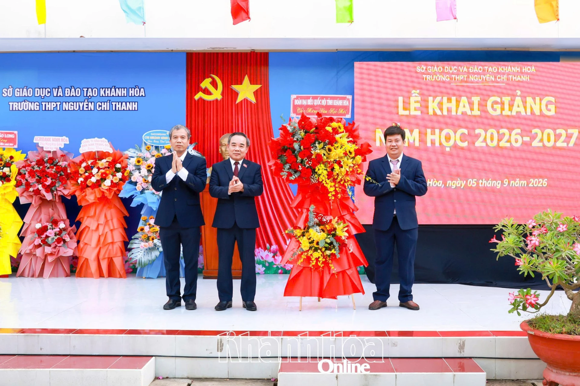 Đồng chí Lê Hữu Trí trao lẵng hoa chúc mừng nhà trường nhân dịp lễ khai giảng.