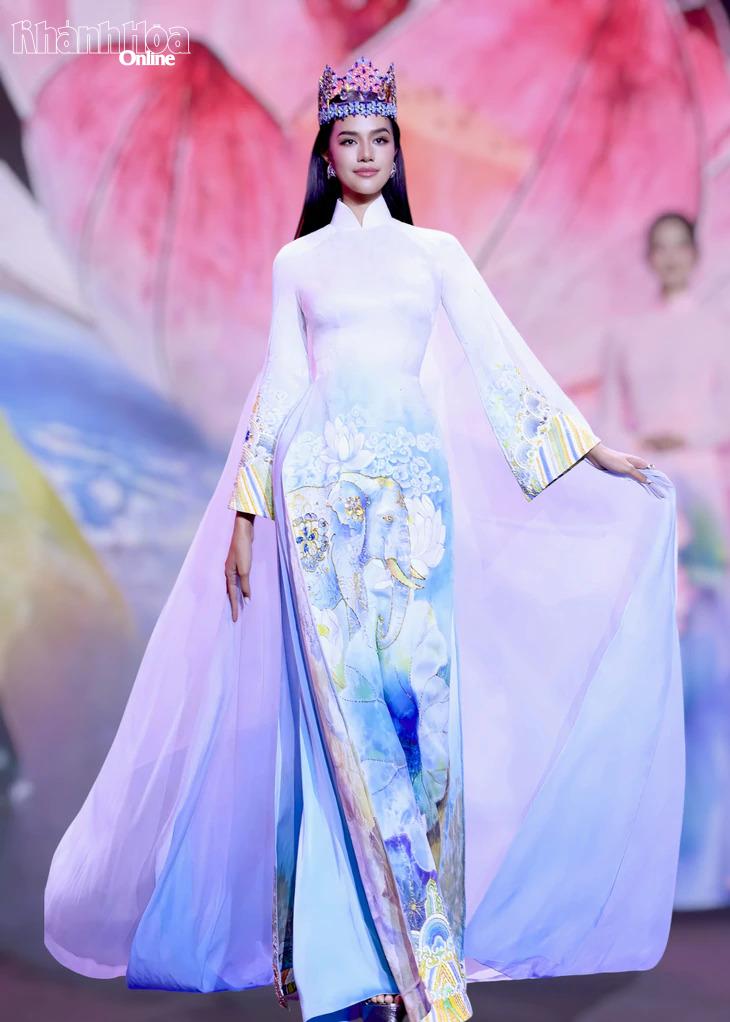  Hoa hậu thế giới 2025 Opal Suchata Chuangsri cũng nhiều lần mang áo dài trong khi tham dự các sự kiện của Miss World 2026 tại Việt Nam