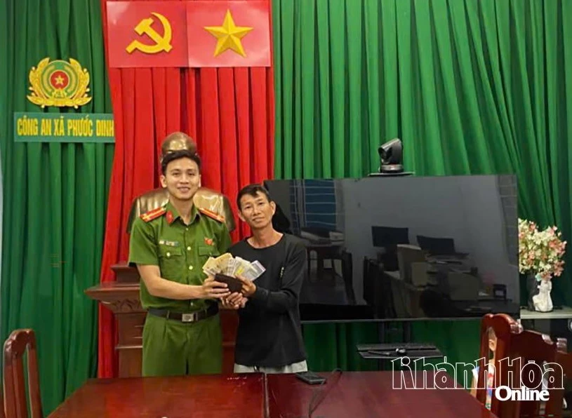 Công an xã Phước Dinh tiến hành trao trả lại chiếc ví cùng tài sản bên trong cho ông Nguyễn Ngọc Sơn.