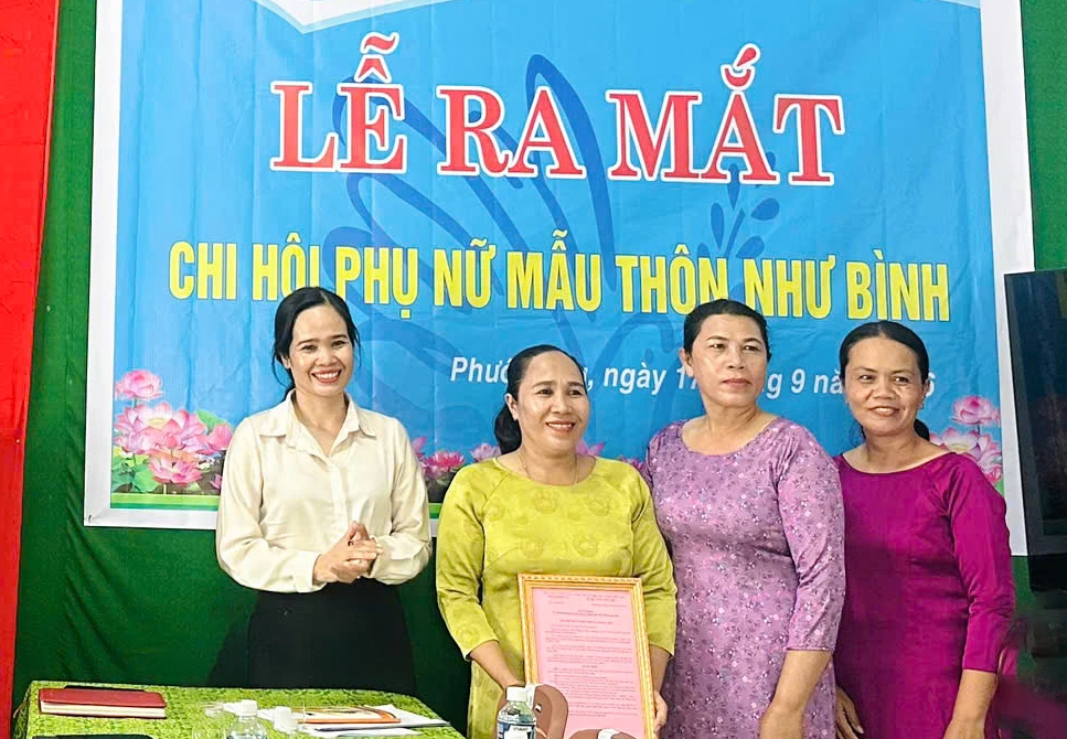 Lãnh đạo Hội Liên hiệp Phụ nữ xã trao quyết định công nhận cho Chi hội Phụ nữ mẫu thôn Như Bình.
