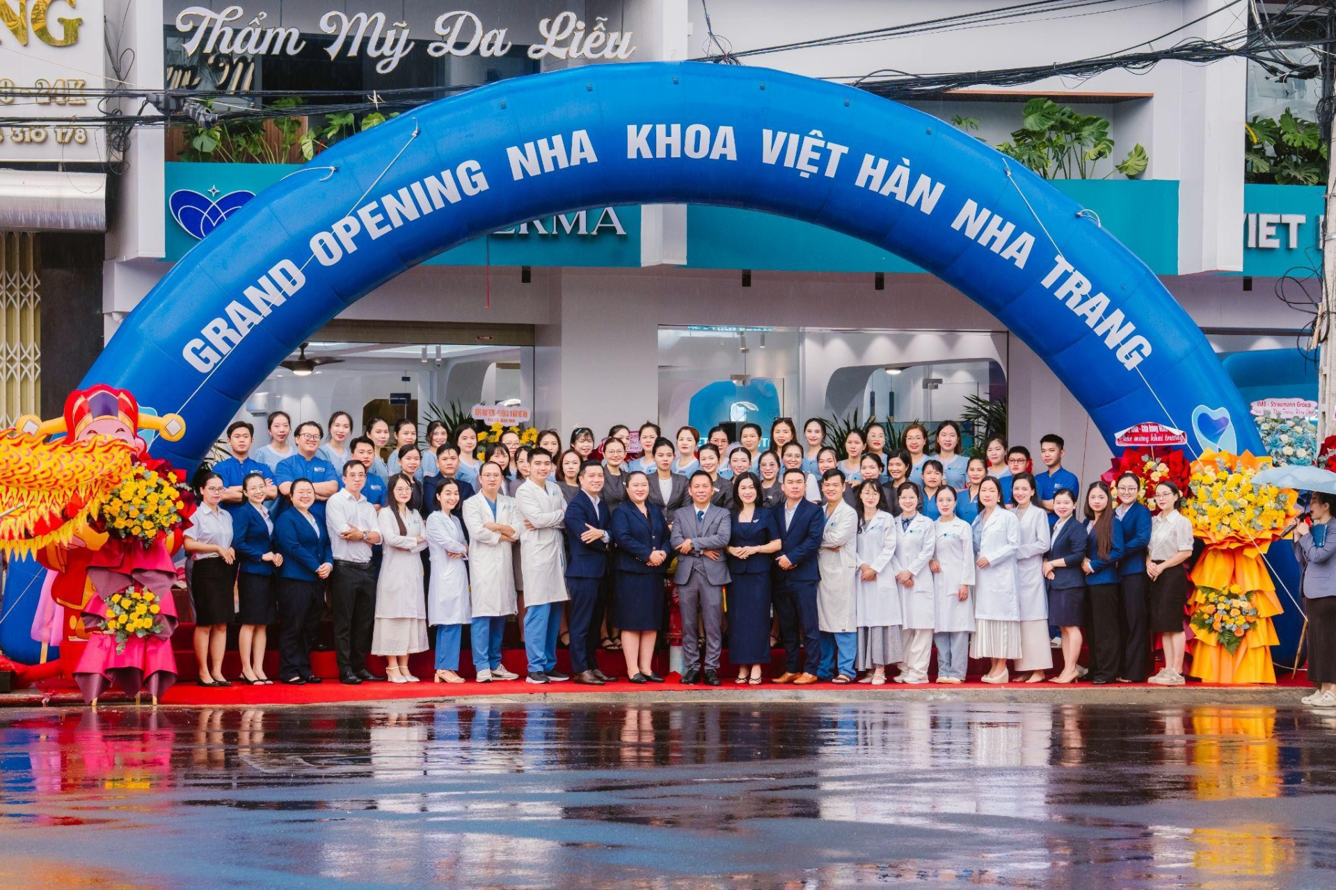 Cán bộ, bác sỹ chụp hình tại lễ kỷ niệm 10 năm thành lập nha khoa Việt Hàn.