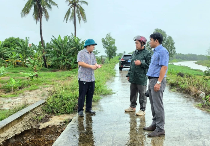 Lãnh đạo Đảng ủy xã Phước Hậu kiểm tra, chỉ đạo công tác ứng phó mưa lũ